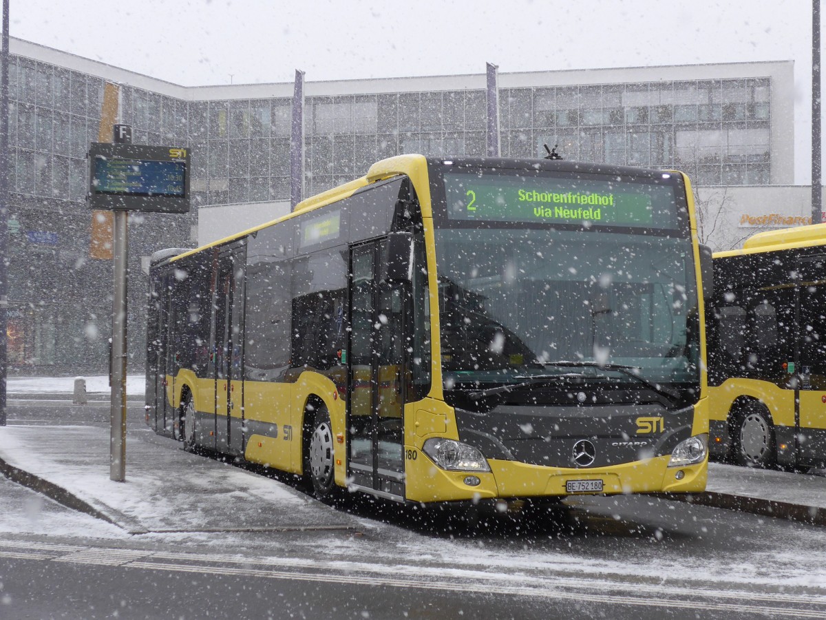 (157'973) - STI Thun - Nr. 180/BE 752'180 - Mercedes am 28. Dezember 2014 beim Bahnhof Thun