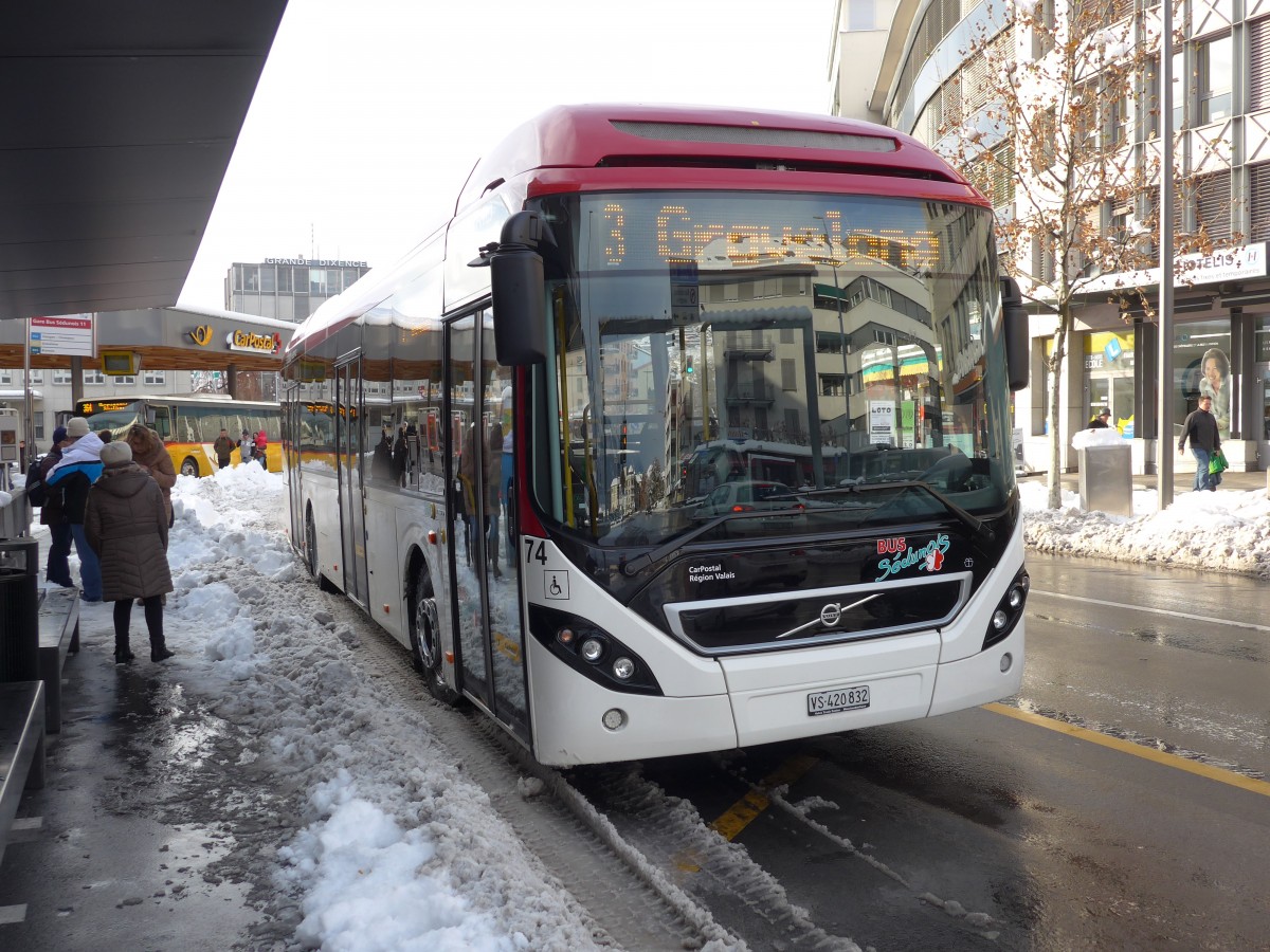 (158'011) - PostAuto Wallis - Nr. 74/VS 420'832 - Volvo am 28. Dezember 2014 beim Bahnhof Sion