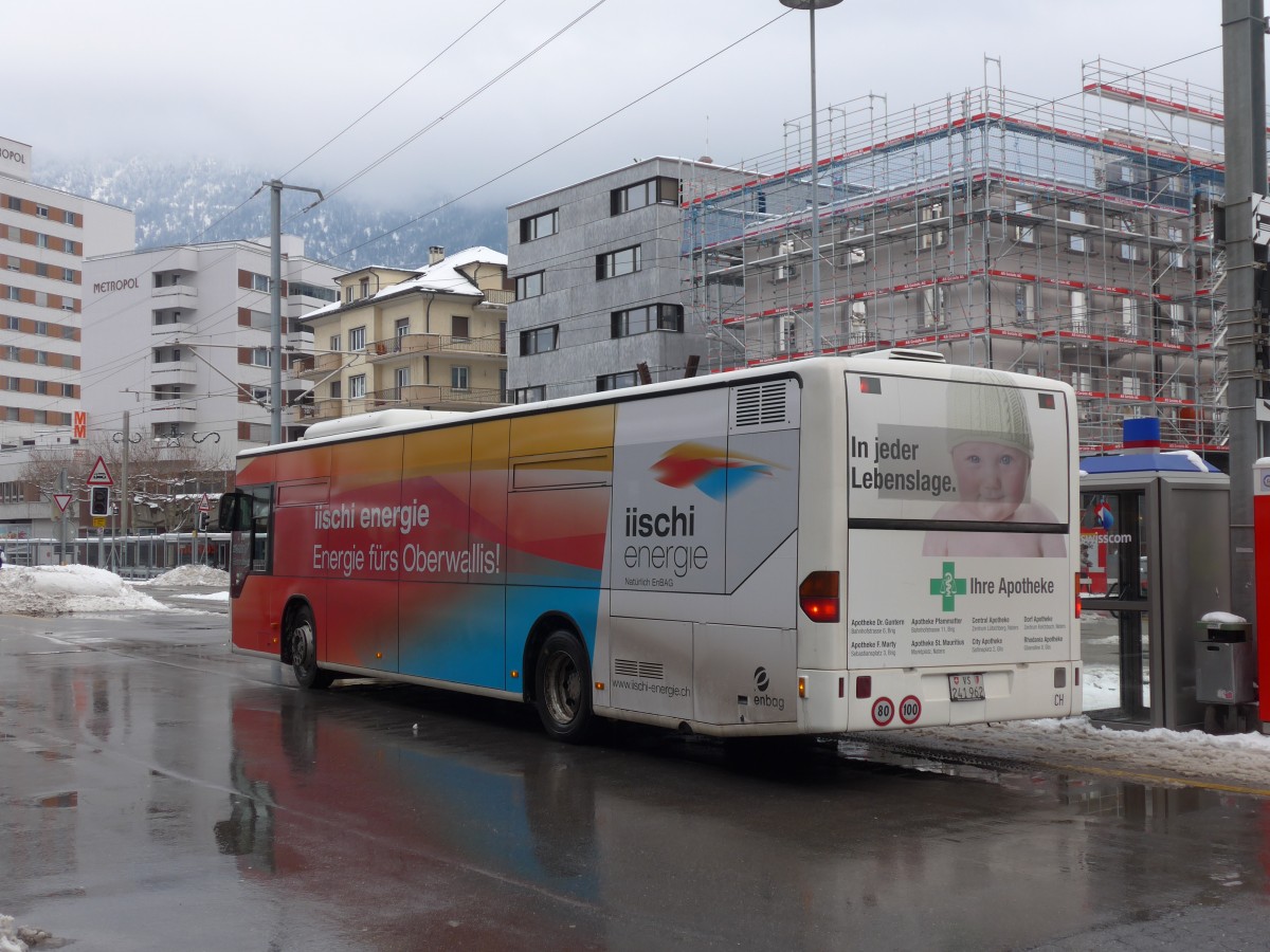 (158'026) - PostAuto Wallis - VS 241'962 - Mercedes am 28. Dezember 2014 beim Bahnhof Brig