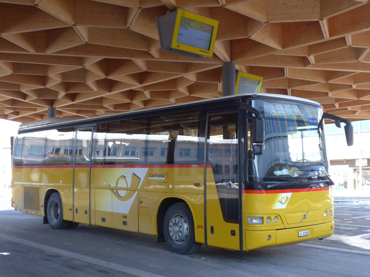 (158'049) - Evquoz, Erde - VS 81'888 - Volvo am 1. Januar 2015 beim Bahnhof Sion