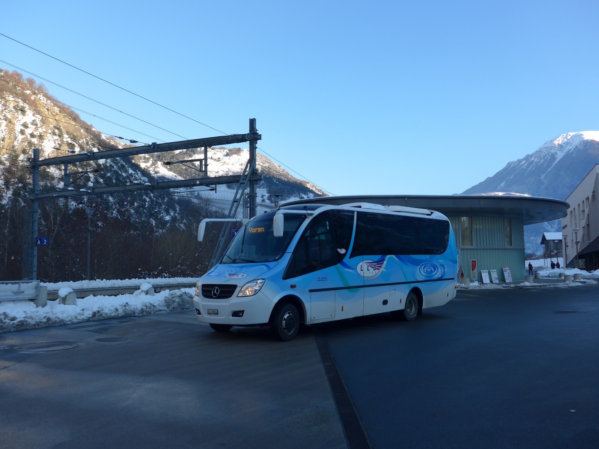 (158'096) - LLB Susten - Nr. 14/VS 38'014 - Mercedes/UNVI am 1. Januar 2015 beim Bahnhof Leuk
