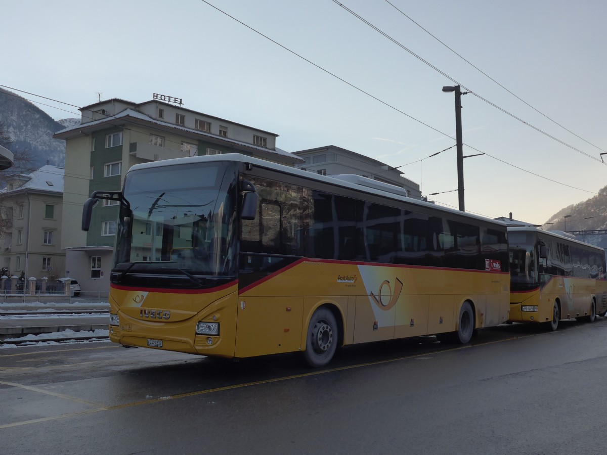 (158'105) - PostAuto Wallis - VS 424'837 - Iveco am 1. Januar 2015 beim Bahnhof Brig