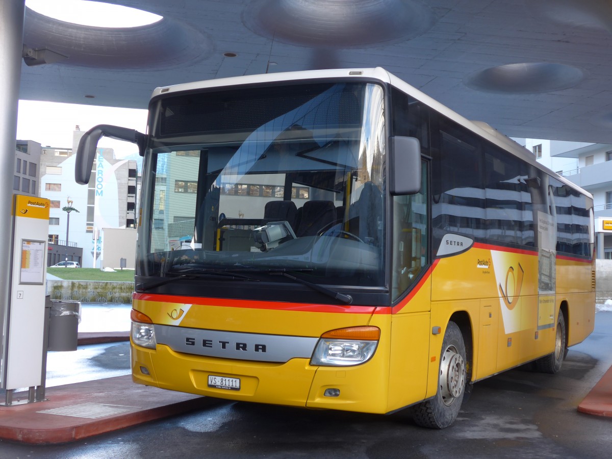 (158'211) - Autotour, Visp - VS 81'111 - Setra am 4. Januar 2015 beim Bahnhof Visp