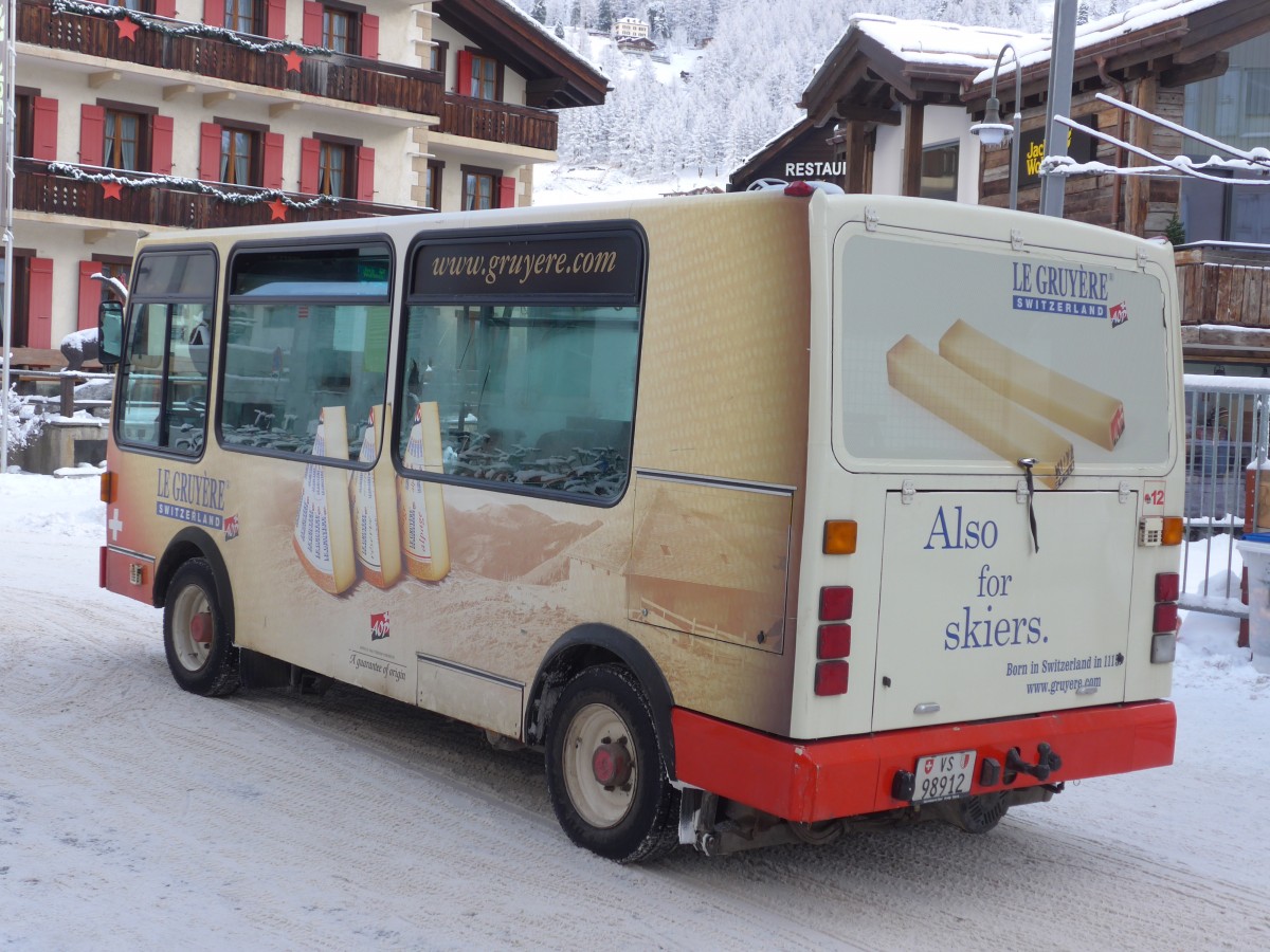 (158'393) - OBZ Zermatt - Nr. 12/VS 98'912 - Vetter am 18. Januar 2015 beim Bahnhof Zermatt