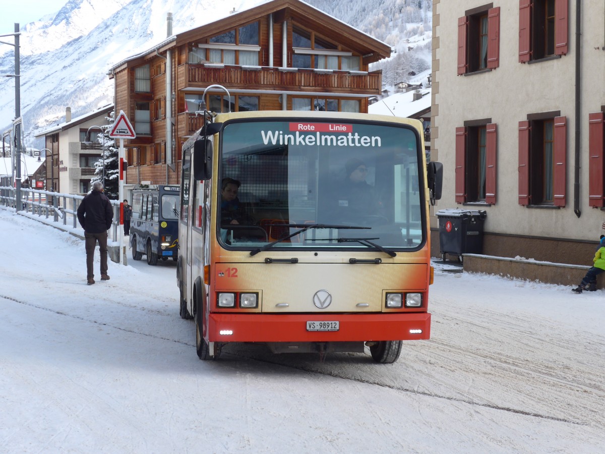 (158'399) - OBZ Zermatt - Nr. 12/VS 98'912 - Vetter am 18. Januar 2015 beim Bahnhof Zermatt
