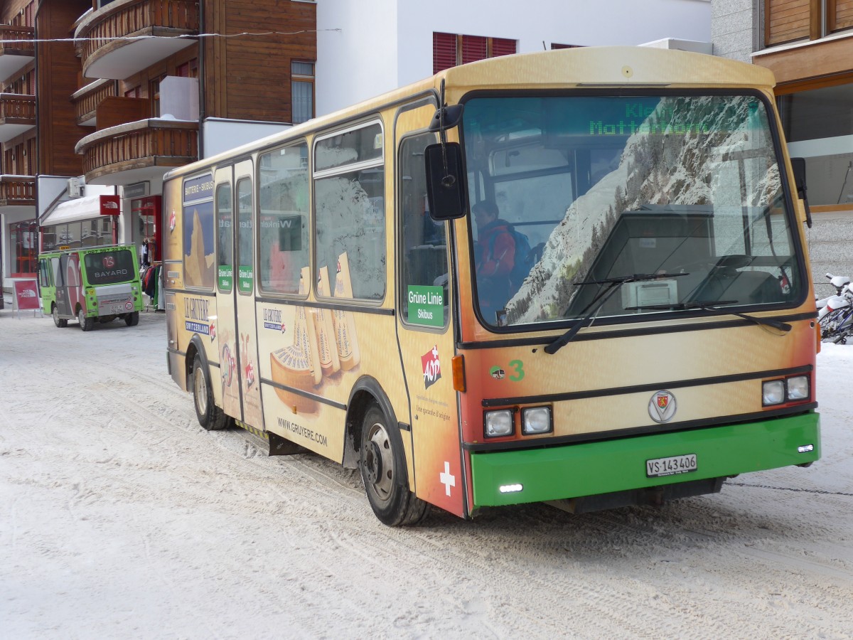 (158'402) - OBZ Zermatt - Nr. 3/VS 143'406 - Vetter am 18. Januar 2015 beim Bahnhof Zermatt