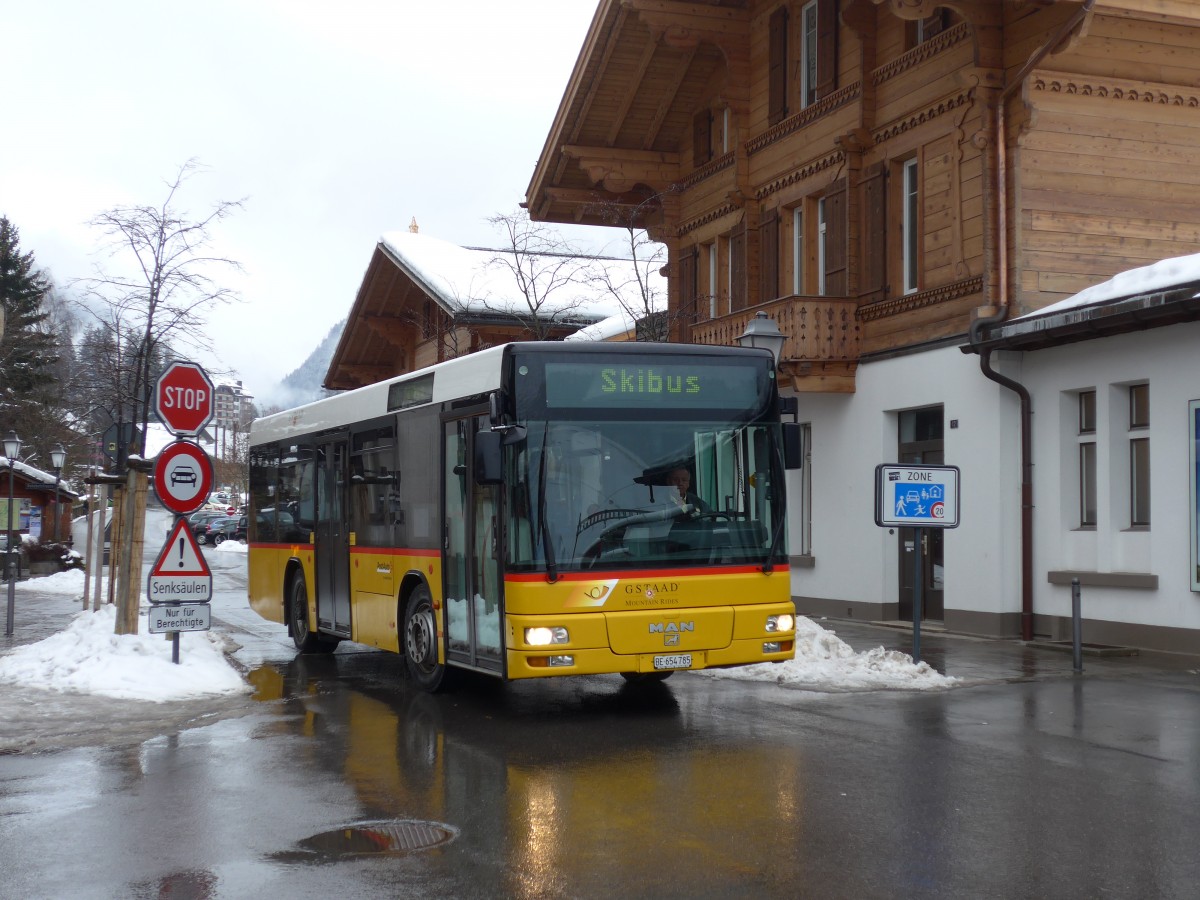 (158'876) - PostAuto Bern - BE 654'785 - MAN (ex ASKA Aeschi Nr. 5) am 23. Februar 2015 beim Bahnhof Gstaad