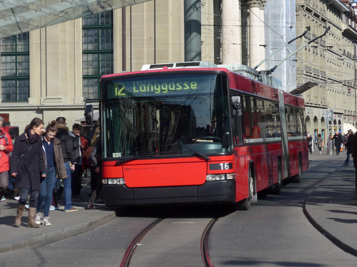 (159'030) - Bernmobil, Bern - Nr. 16 - NAW/Hess Gelenktrolleybus am 9. Mrz 2015 beim Bahnhof Bern