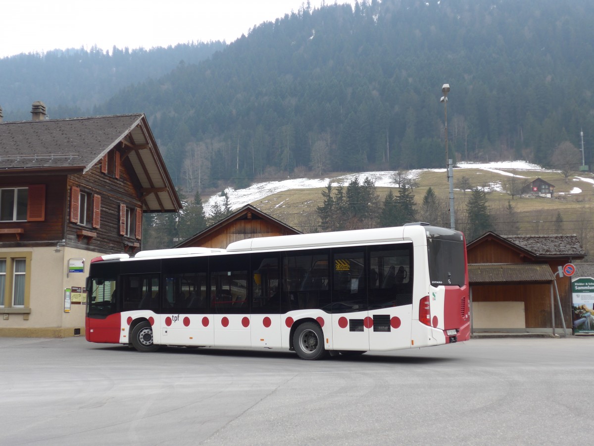 (159'208) - TPF Fribourg - Nr. 85/FR 300'388 - Mercedes am 16. Mrz 2015 beim Bahnhof Boltigen