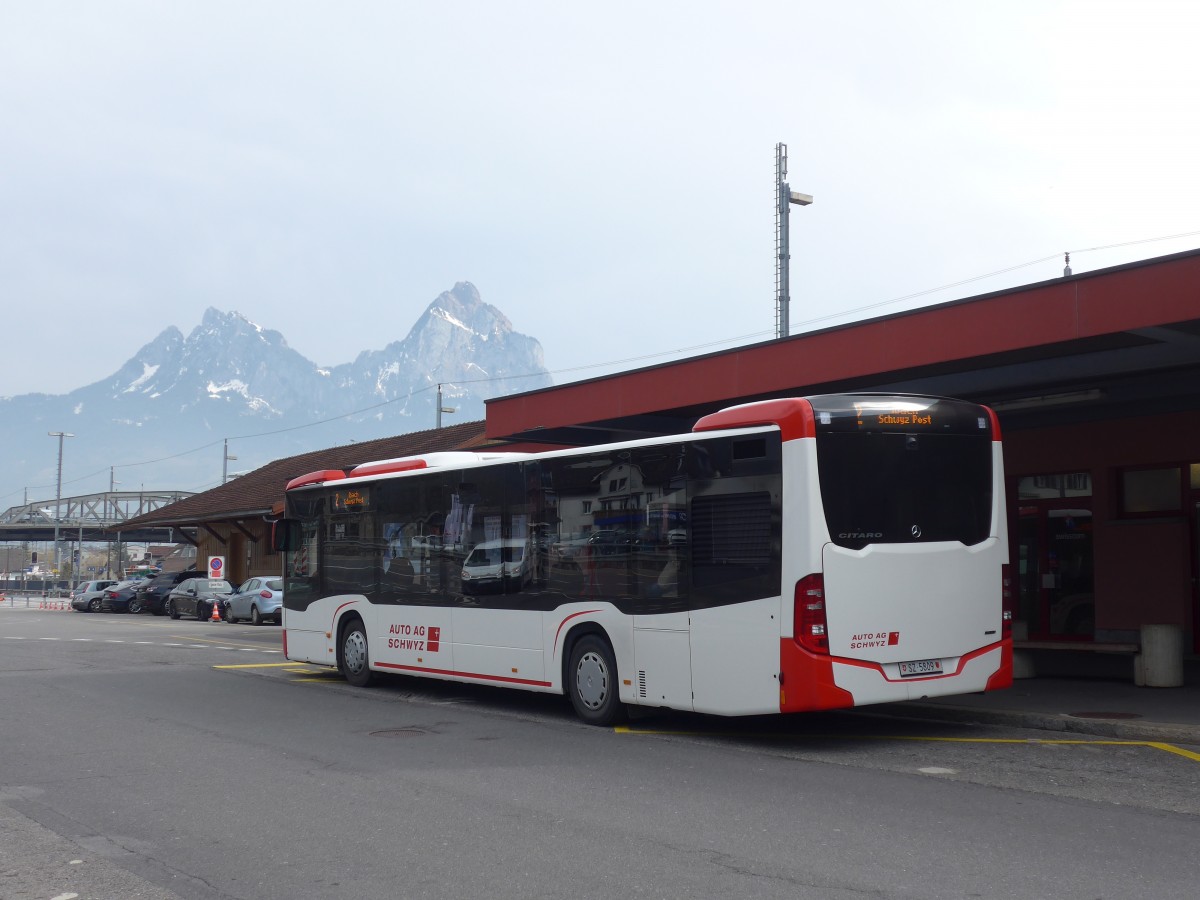 (159'218) - AAGS Schwyz - Nr. 9/SZ 5809 - Mercedes am 17. Mrz 2015 beim Bahnhof Brunnen