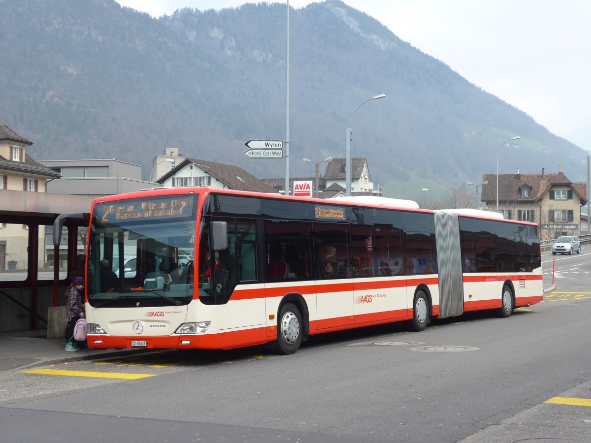 (159'221) - AAGS Schwyz - Nr. 37/SZ 61'637 - Mercedes am 17. Mrz 2015 beim Bahnhof Brunnen