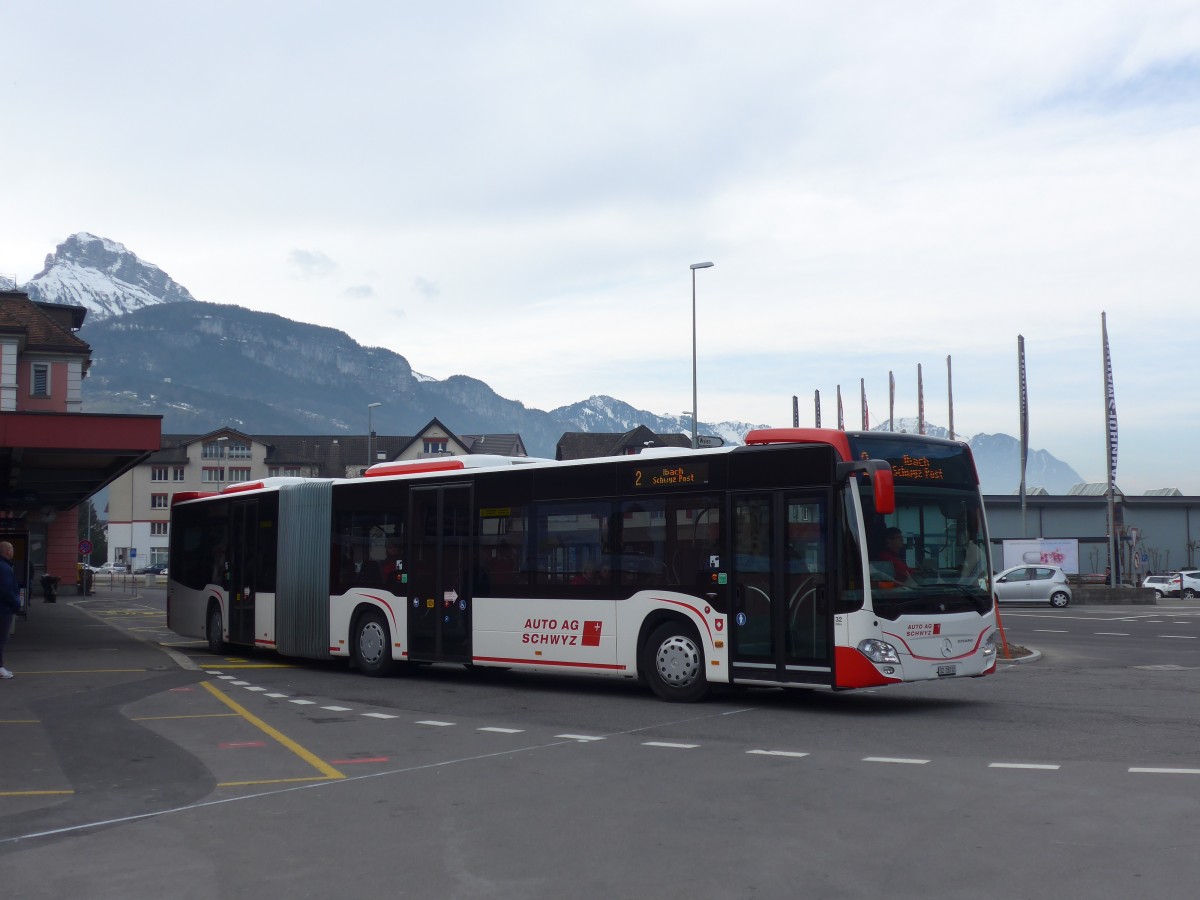 (159'251) - AAGS Schwyz - Nr. 32/SZ 28'732 - Mercedes am 17. Mrz 2015 beim Bahnhof Brunnen