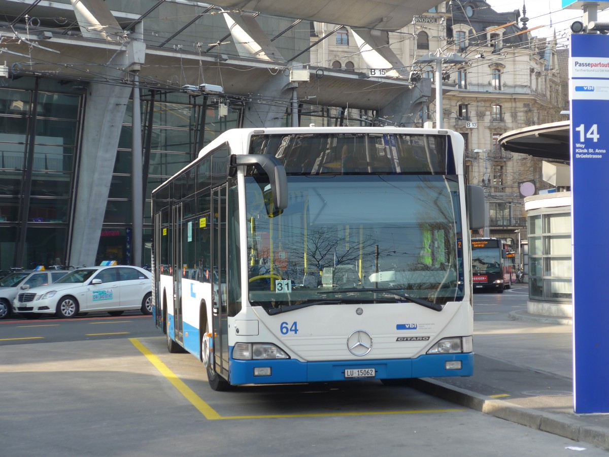 (159'276) - VBL Luzern - Nr. 64/LU 15'062 - Mercedes am 18. Mrz 2015 beim Bahnhof Luzern