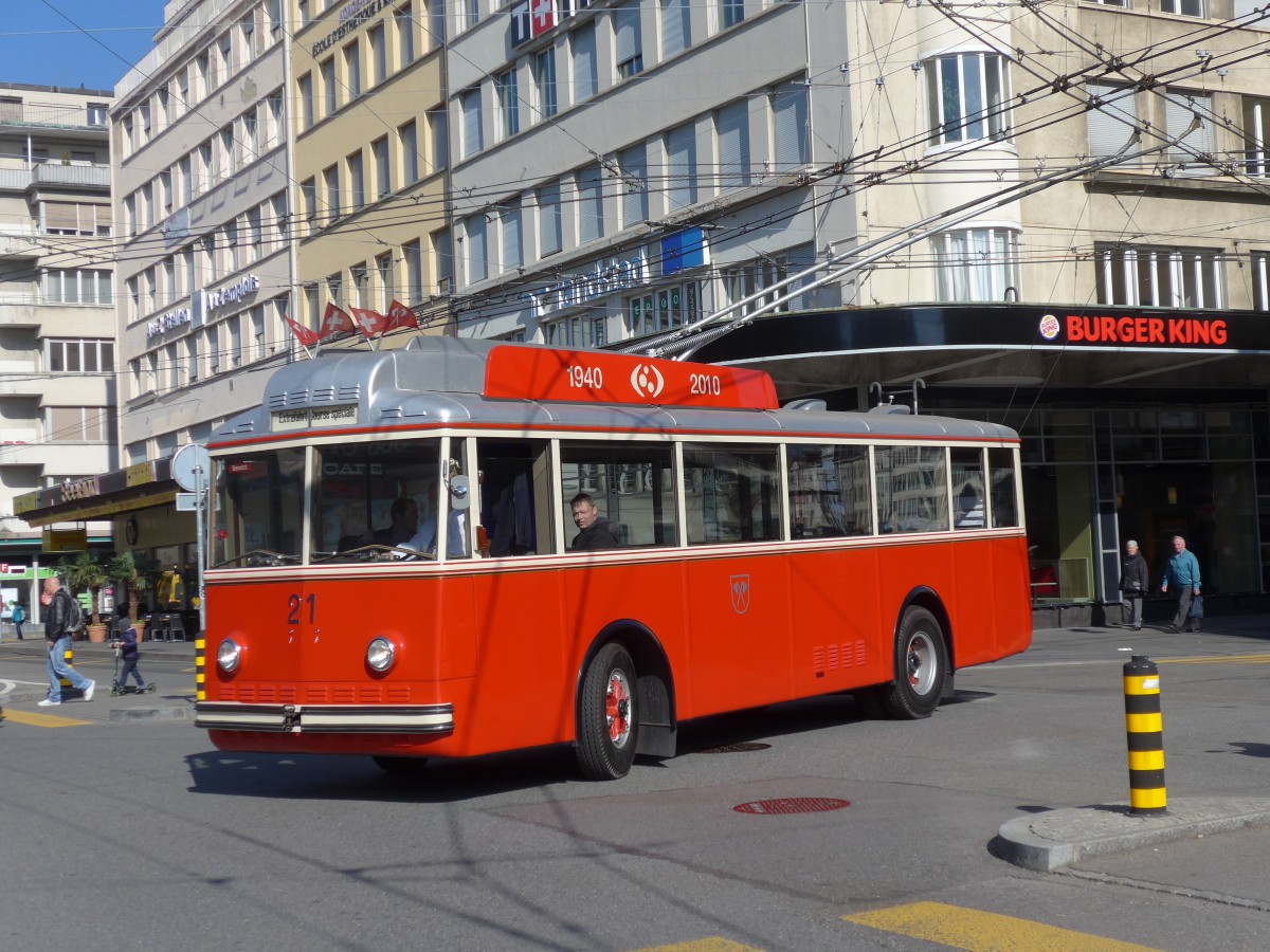 (159'484) - VB Biel - Nr. 21 - Berna/Hess Trolleybus am 28. Mrz 2015 beim Bahnhof Biel