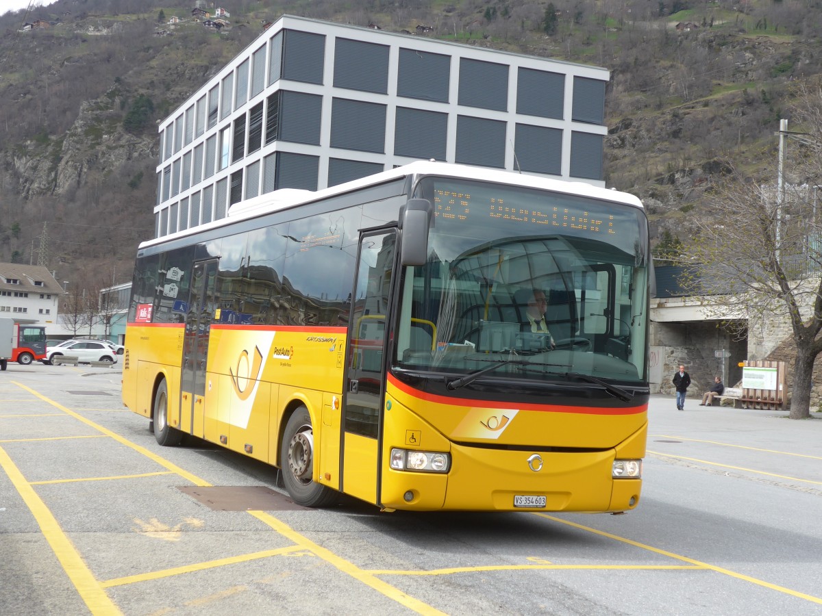 (159'676) - PostAuto Wallis - VS 354'603 - Irisbus am 5. April 2015 beim Bahnhof Brig