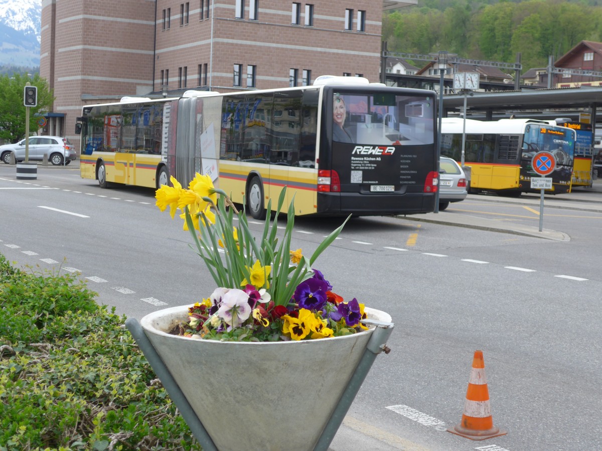 (160'013) - STI Thun - Nr. 121/BE 700'121 - MAN am 25. April 2015 beim Bahnhof Spiez