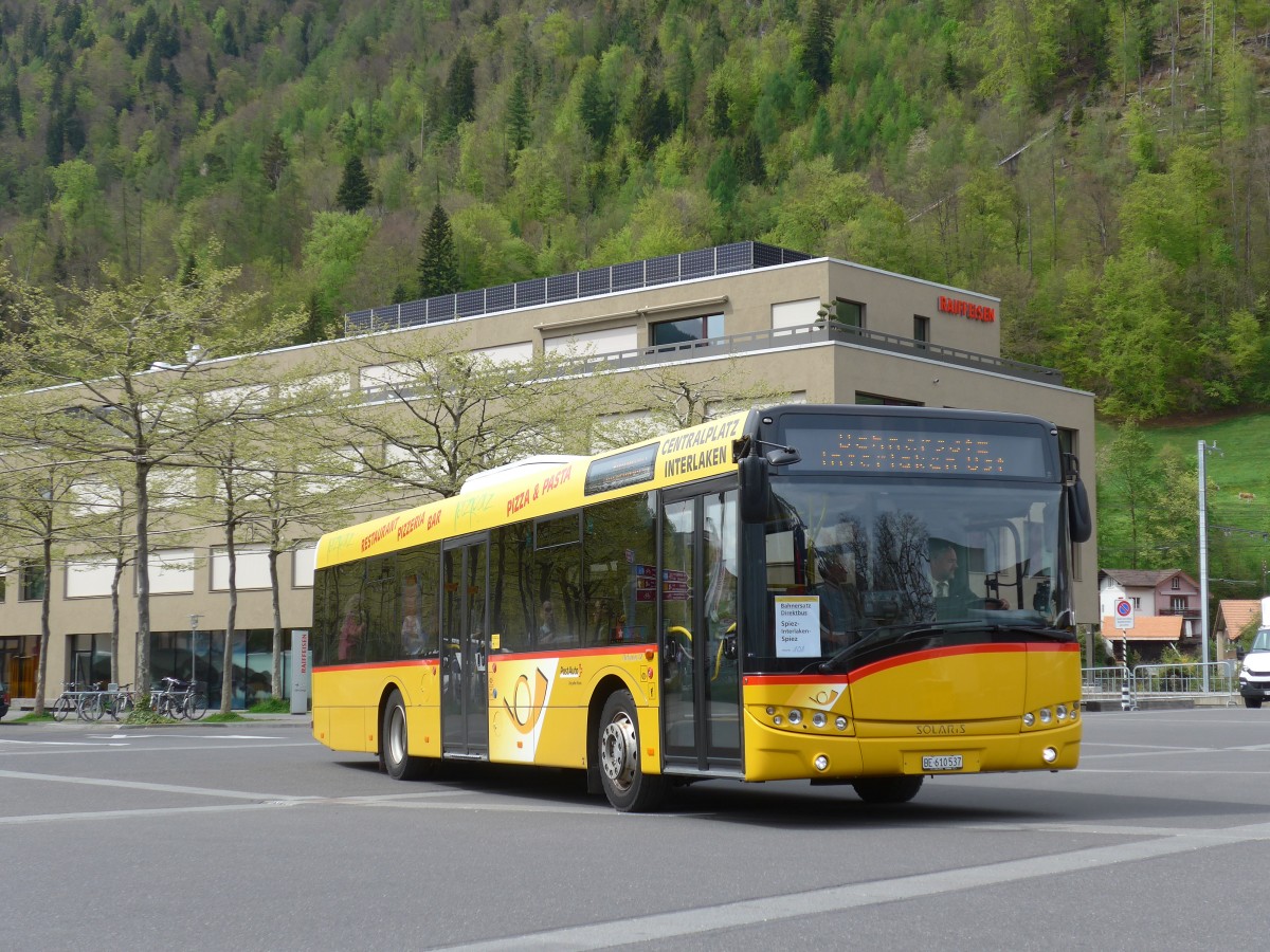 (160'105) - PostAuto Bern - BE 610'537 - Solaris am 26. April 2015 beim Bahnhof Interlaken Ost