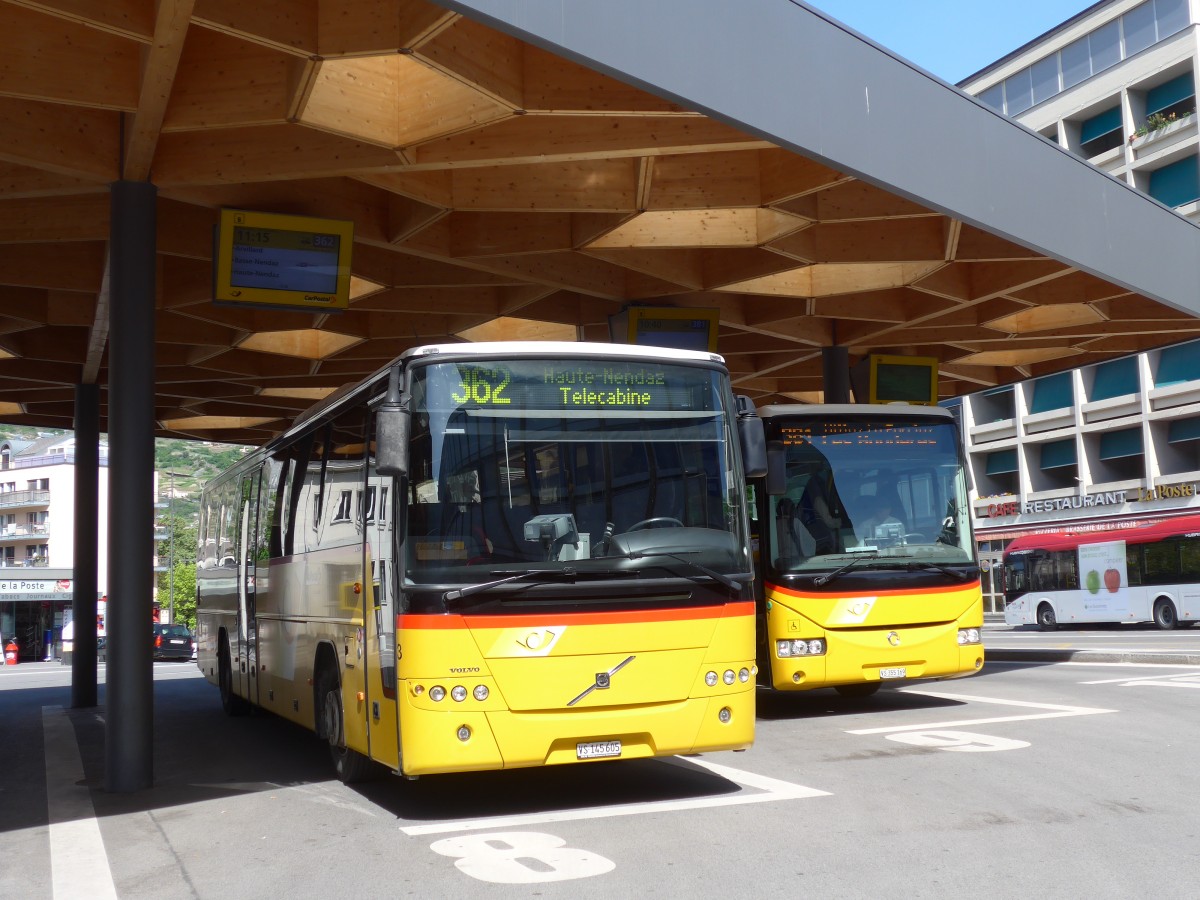 (160'368) - Lathion, Sion - Nr. 3/VS 145'605 - Volvo am 10. Mai 2015 beim Bahnhof Sion
