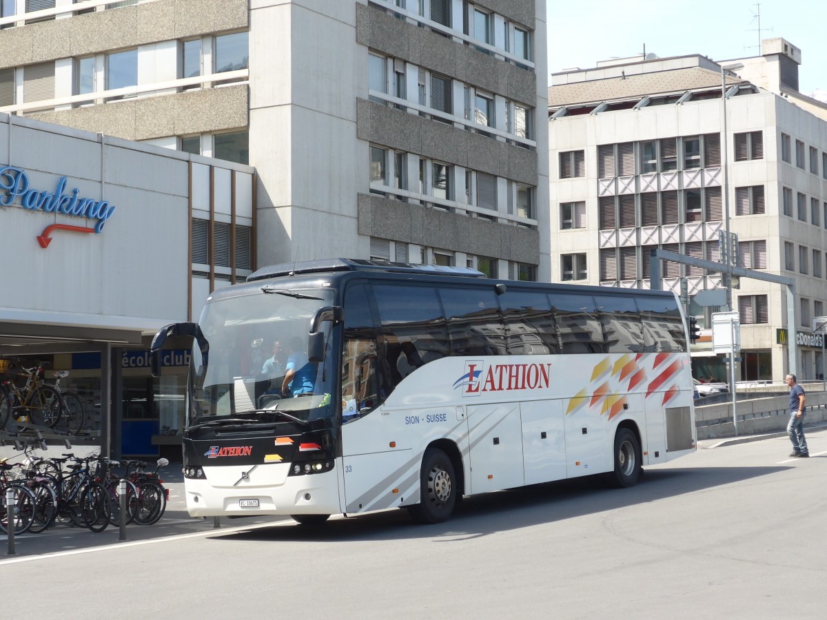 (160'448) - Lathion, Sion - Nr. 33/VS 10'675 - Volvo am 10. Mai 2015 beim Bahnhof Sion