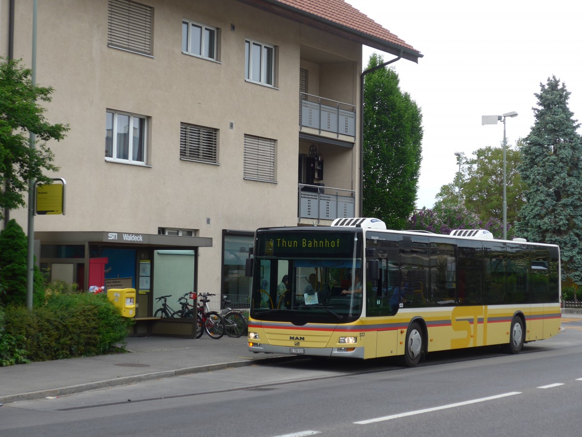 (160'523) - STI Thun - Nr. 123/BE 700'123 - MAN am 14. Mai 2015 in Thun-Lerchefeld, Waldeck