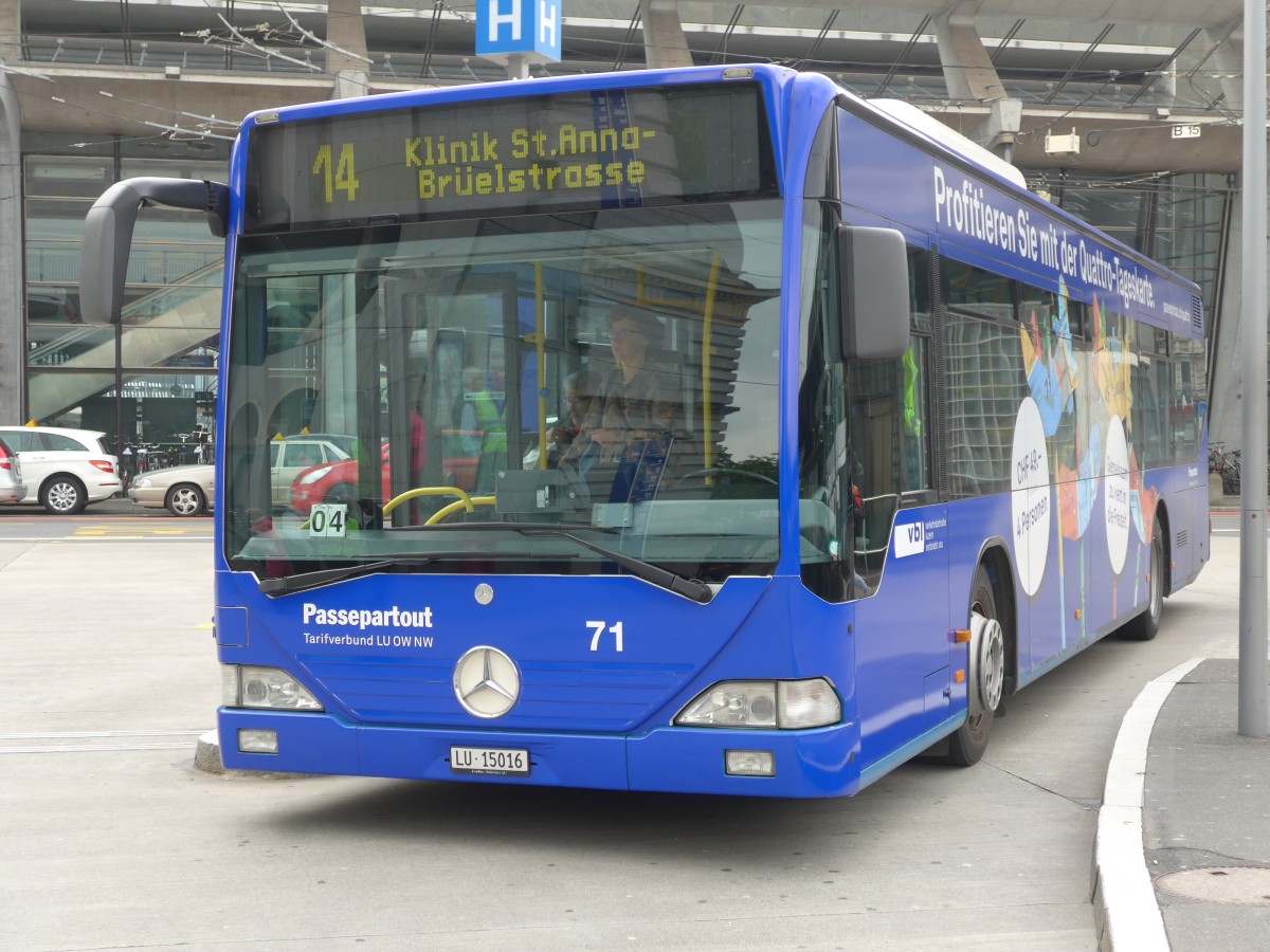 (160'592) - VBL Luzern - Nr. 71/LU 15'016 - Mercedes am 22. Mai 2015 beim Bahnhof Luzern