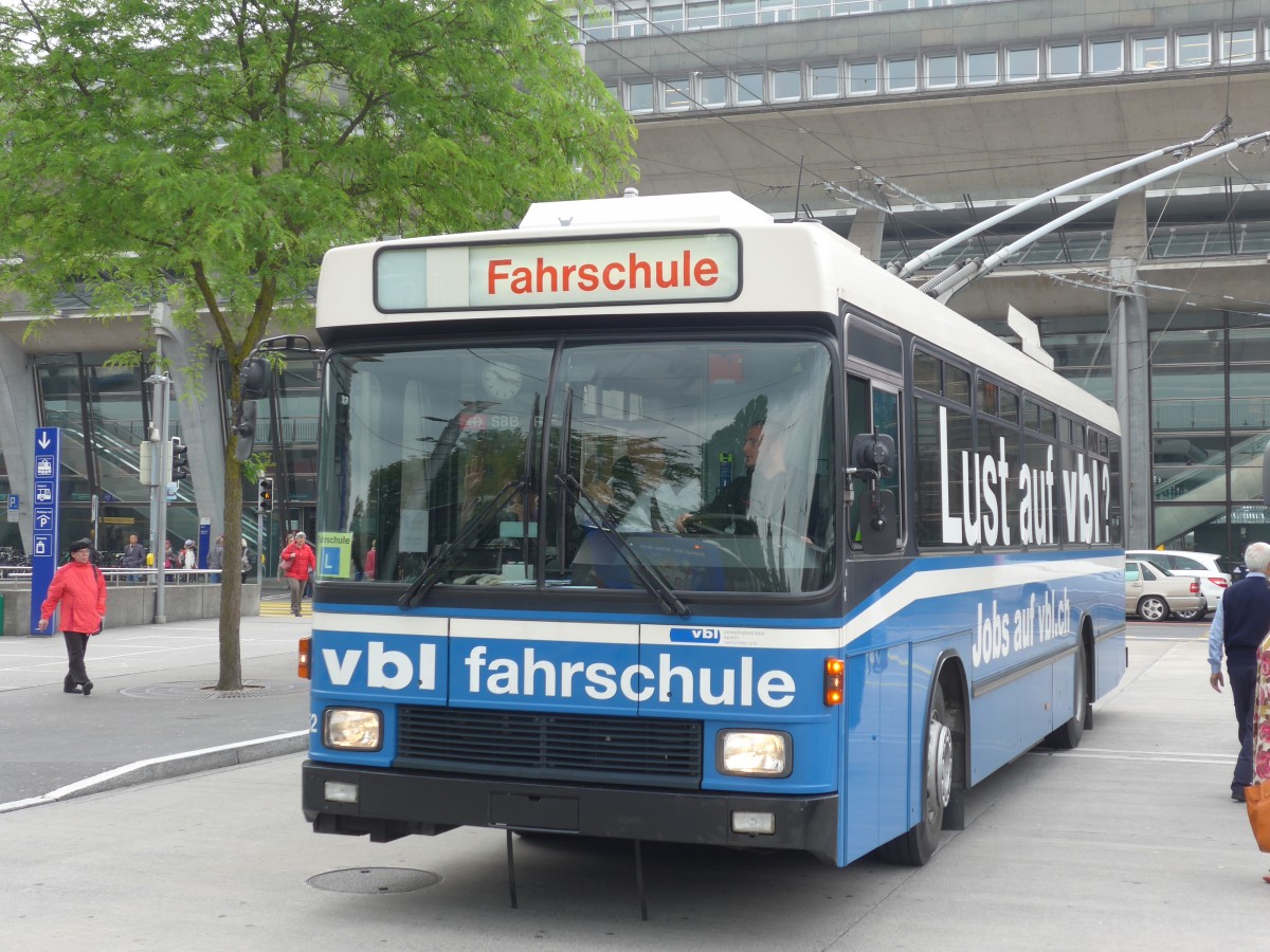 (160'594) - VBL Luzern - Nr. 252 - NAW/R&J-Hess Trolleybus am 22. Mai 2015 beim Bahnhof Luzern