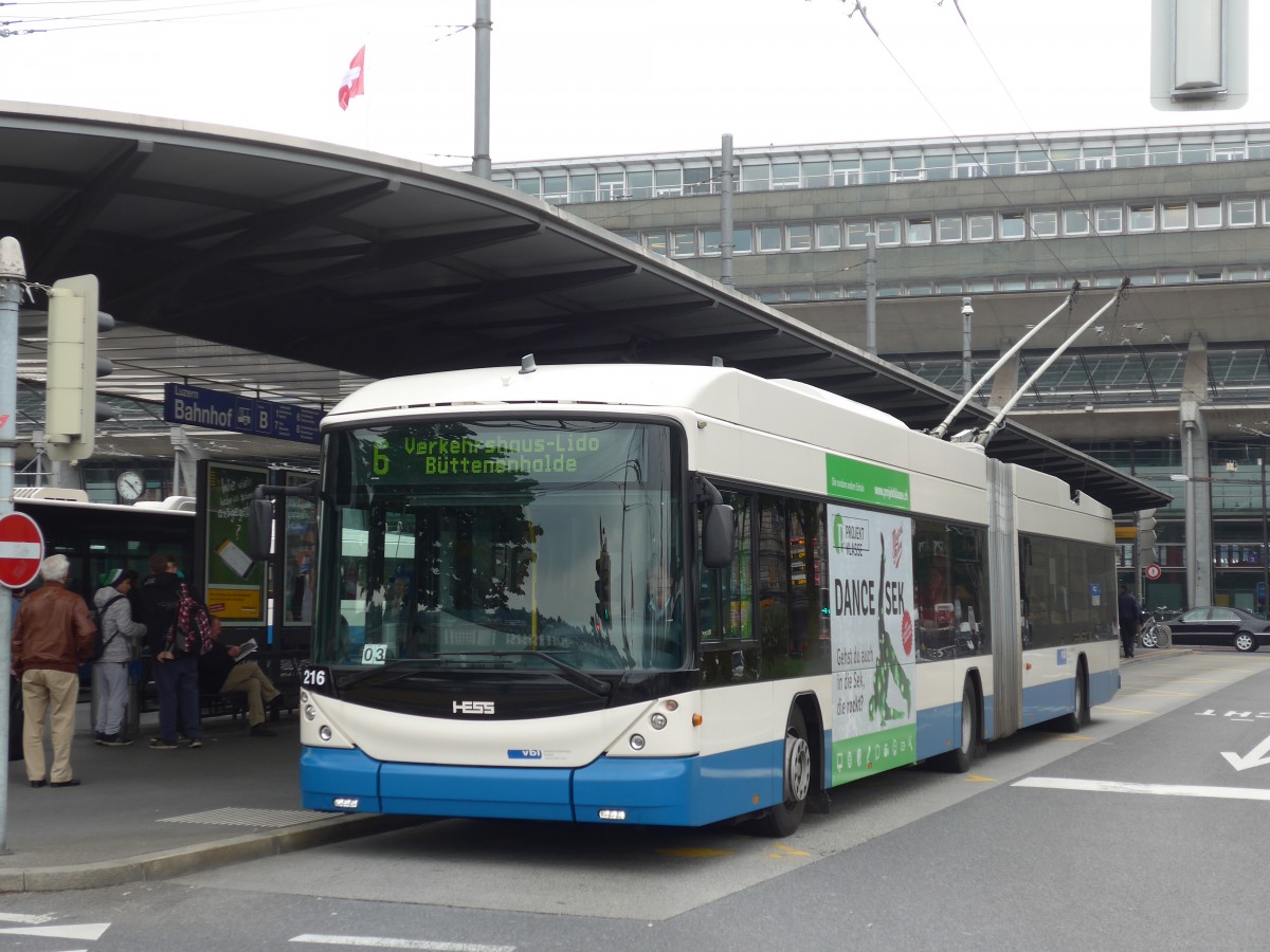 (160'603) - VBL Luzern - Nr. 216 - Hess/Hess Gelenktrolleybus am 22. Mai 2015 beim Bahnhof Luzern