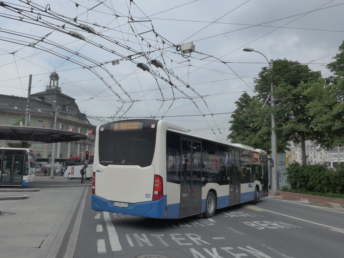 (160'636) - VBL Luzern - Nr. 82/LU 250'372 - Mercedes am 22. Mai 2015 beim Bahnhof Luzern