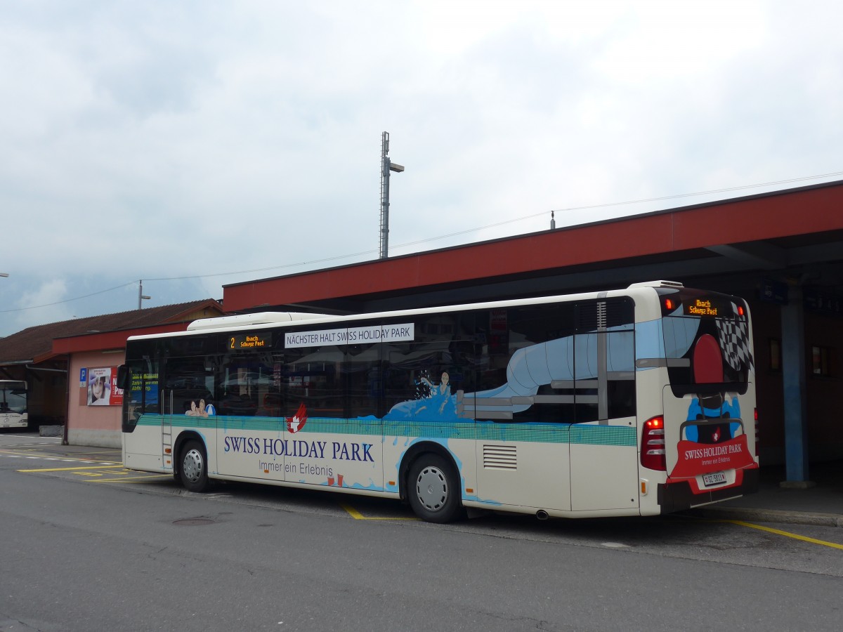 (160'703) - AAGS Schwyz - Nr. 13/SZ 5813 - Mercedes am 22. Mai 2015 beim Bahnhof Brunnen