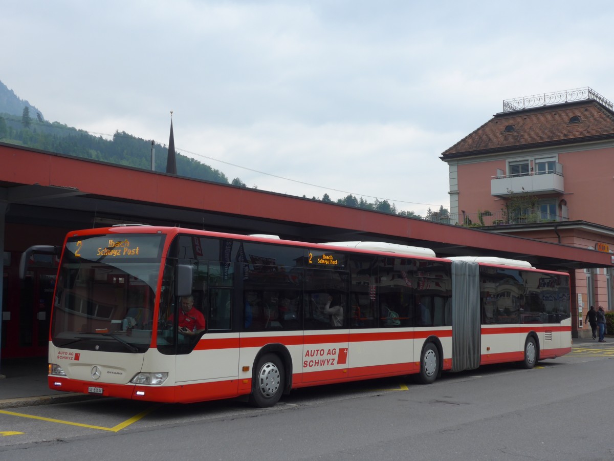 (160'708) - AAGS Schwyz - Nr. 37/SZ 61'637 - Mercedes am 22. Mai 2015 beim Bahnhof Brunnen