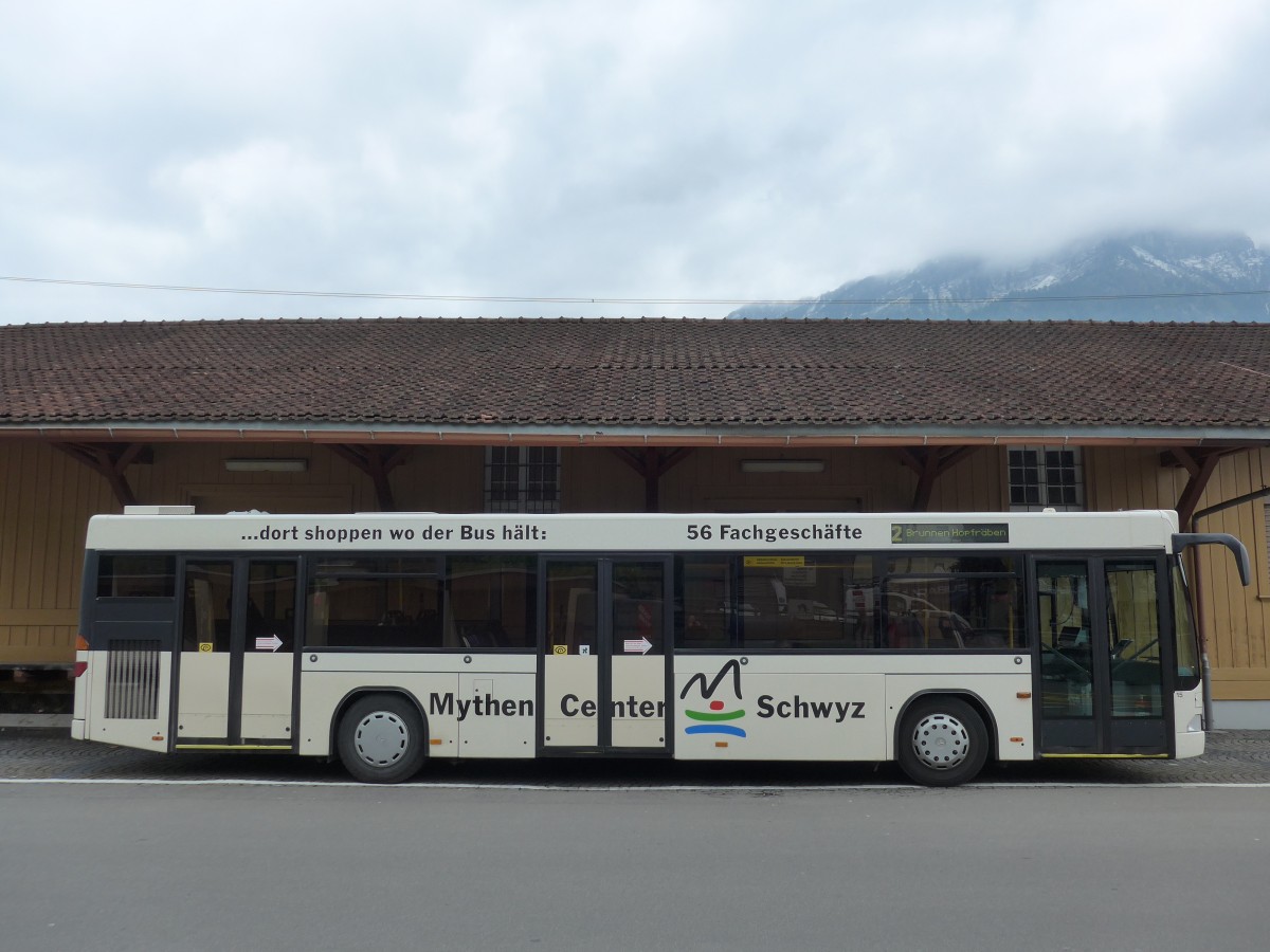 (160'710) - AAGS Schwyz - Nr. 15/SZ 11'315 - Mercedes/Hess am 22. Mai 2015 beim Bahnhof Brunnen
