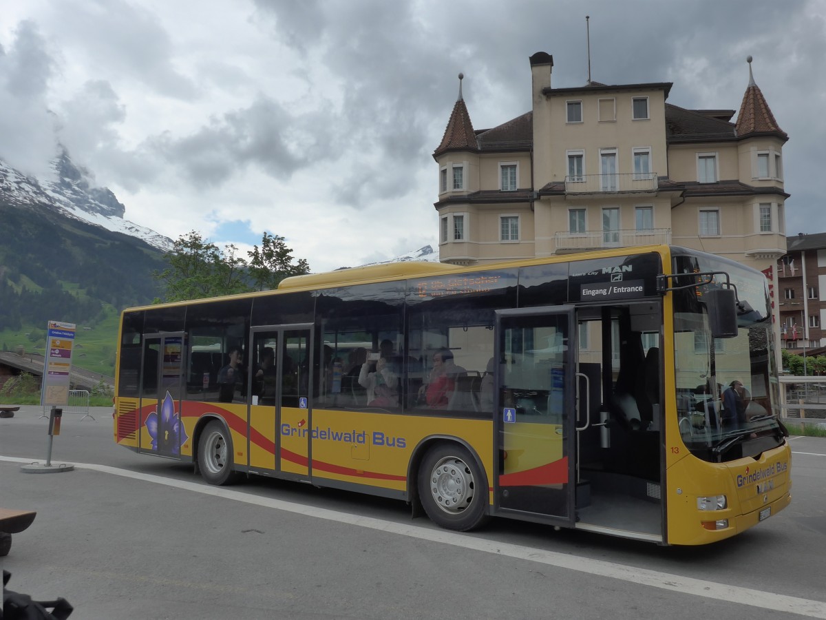 (161'028) - AVG Grindelwald - Nr. 13/BE 407'170 - MAN/Gppel am 25. Mai 2015 beim Bahnhof Grindelwald