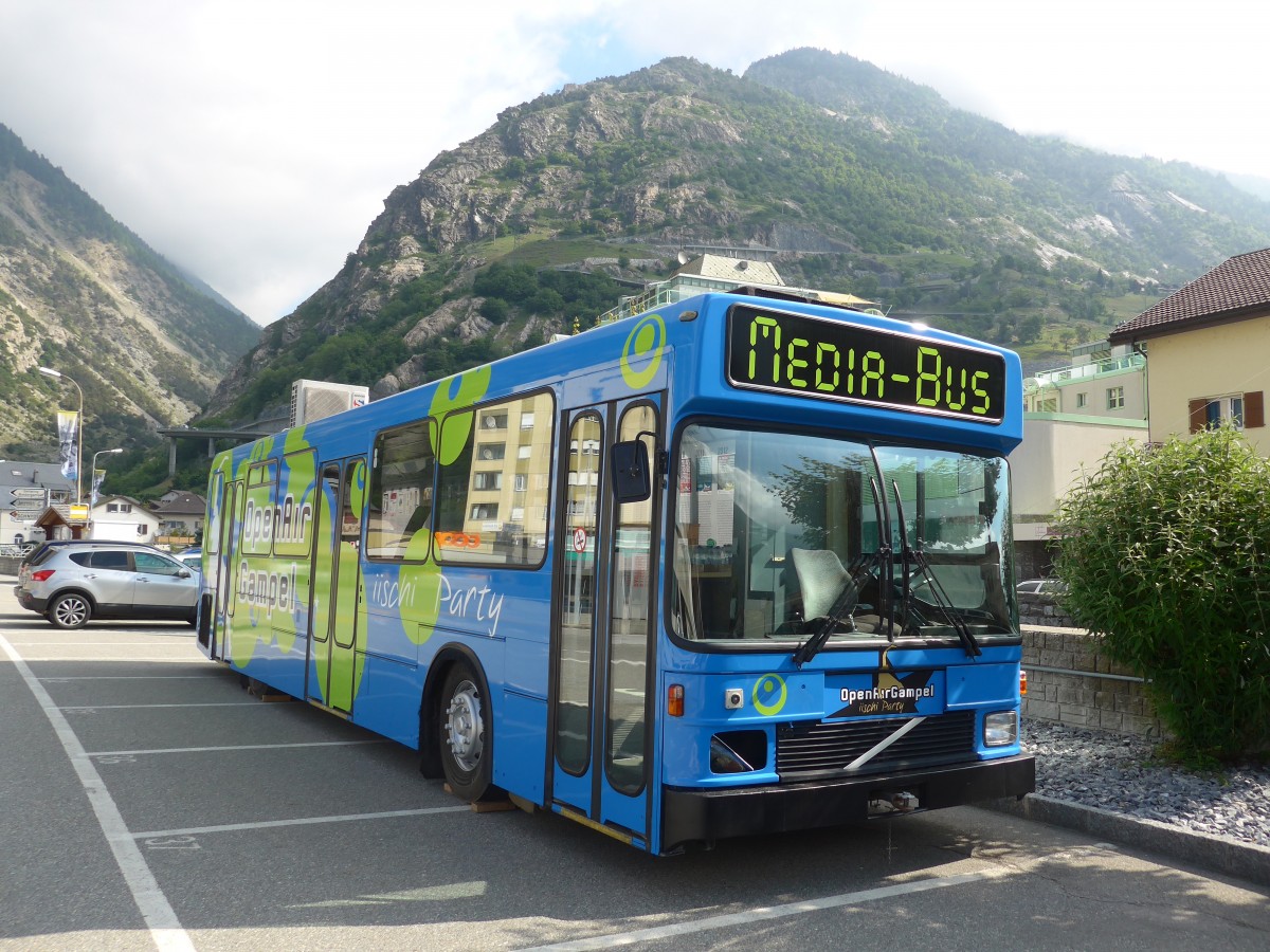 (161'074) - Media-Bus, Gampel - Volvo/Hess (ex VBRF Regensdorf) am 27. Mai 2015 in Gampel, Dorf