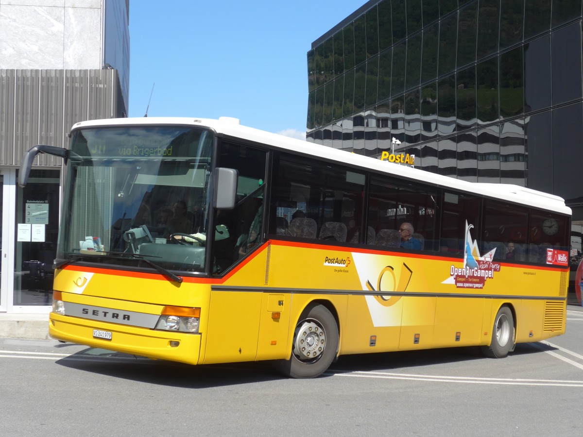(161'083) - PostAuto Wallis - VS 241'979 - Setra am 27. Mai 2015 beim Bahnhof Visp