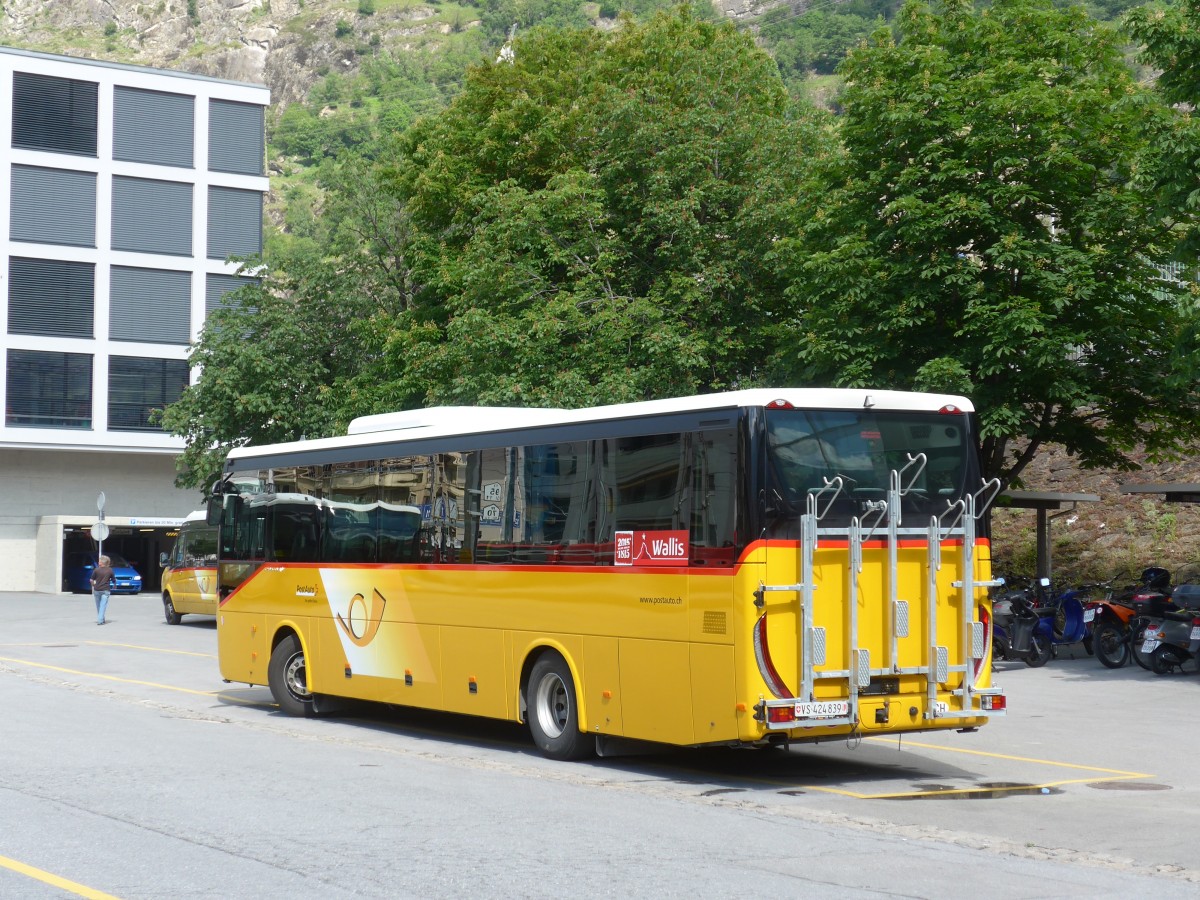 (161'087) - PostAuto Wallis - VS 424'839 - Iveco am 27. Mai 2015 beim Bahnhof Brig