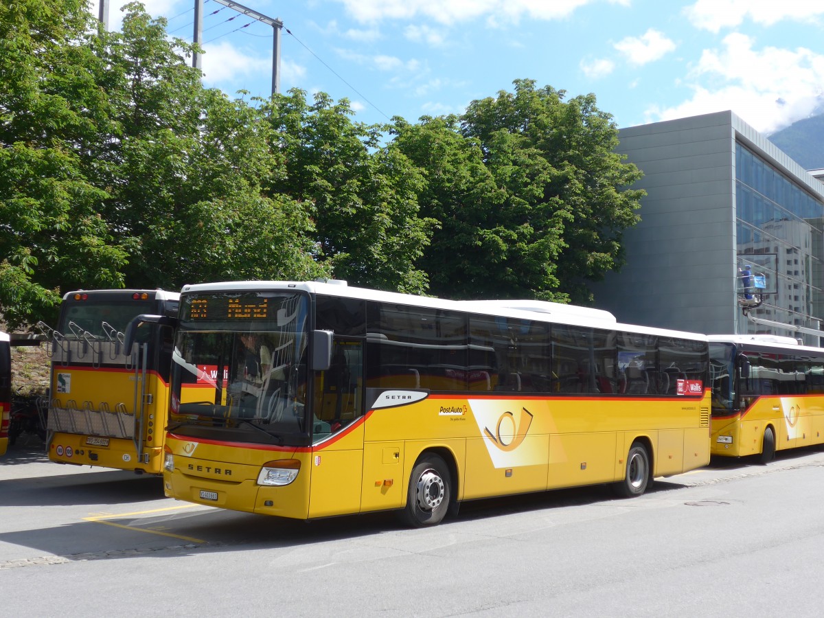 (161'100) - PostAuto Wallis - VS 403'661 - Setra am 27. Mai 2015 beim Bahnhof Brig