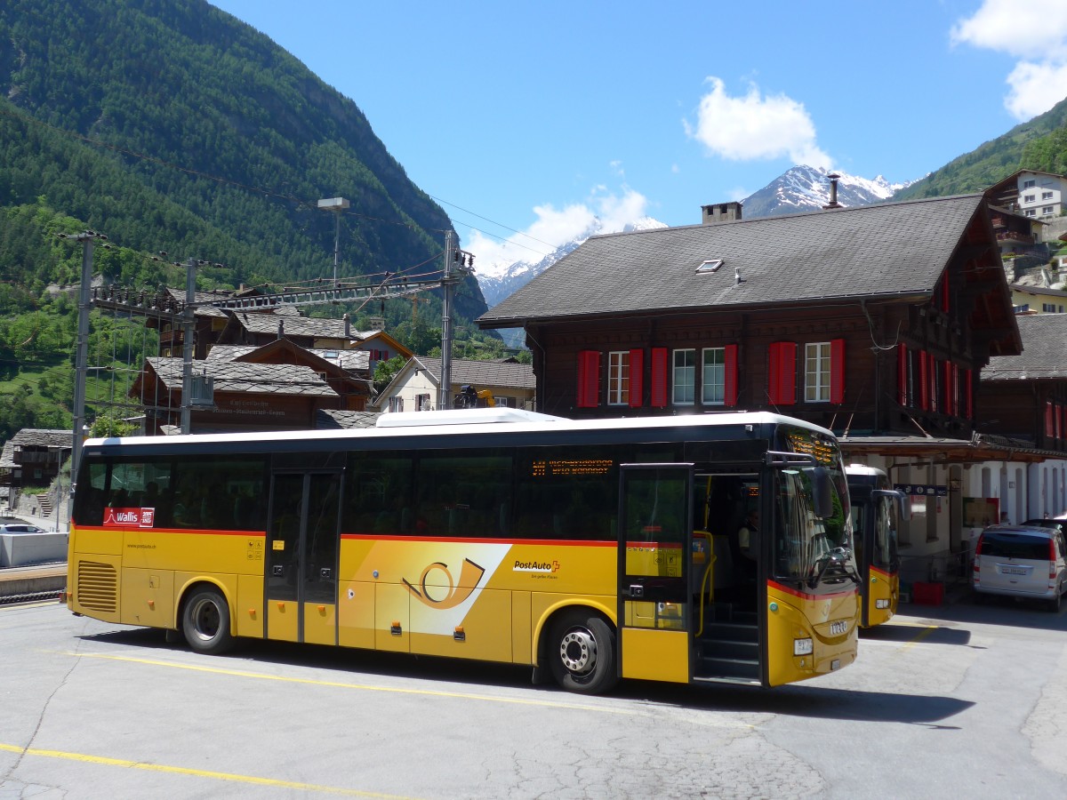 (161'122) - PostAuto Wallis - VS 424'842 - Iveco am 27. Mai 2015 beim Bahnhof Stalden-Saas