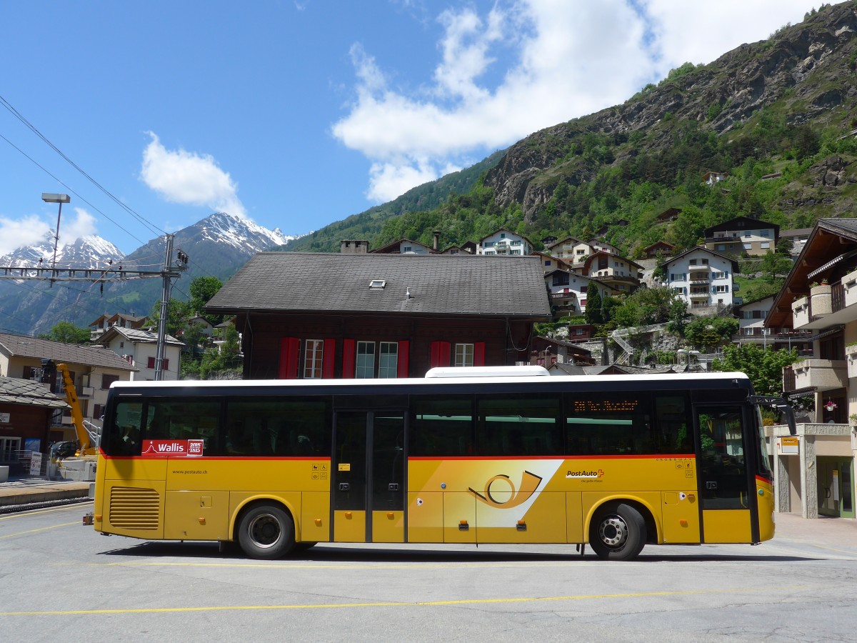 (161'123) - PostAuto Wallis - VS 424'842 - Iveco am 27. Mai 2015 beim Bahnhof Stalden-Saas
