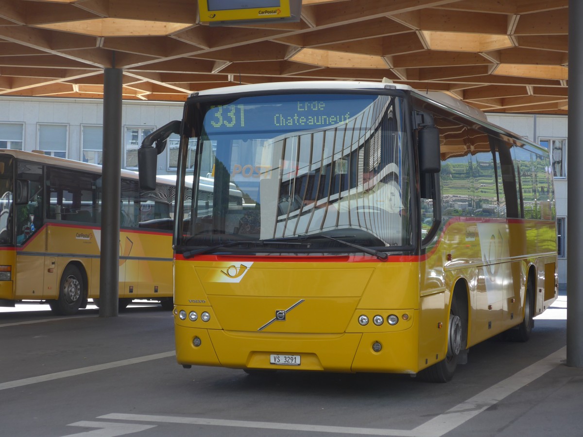 (161'176) - Evquoz, Erde - VS 3291 - Volvo am 27. Mai 2015 beim Bahnhof Sion