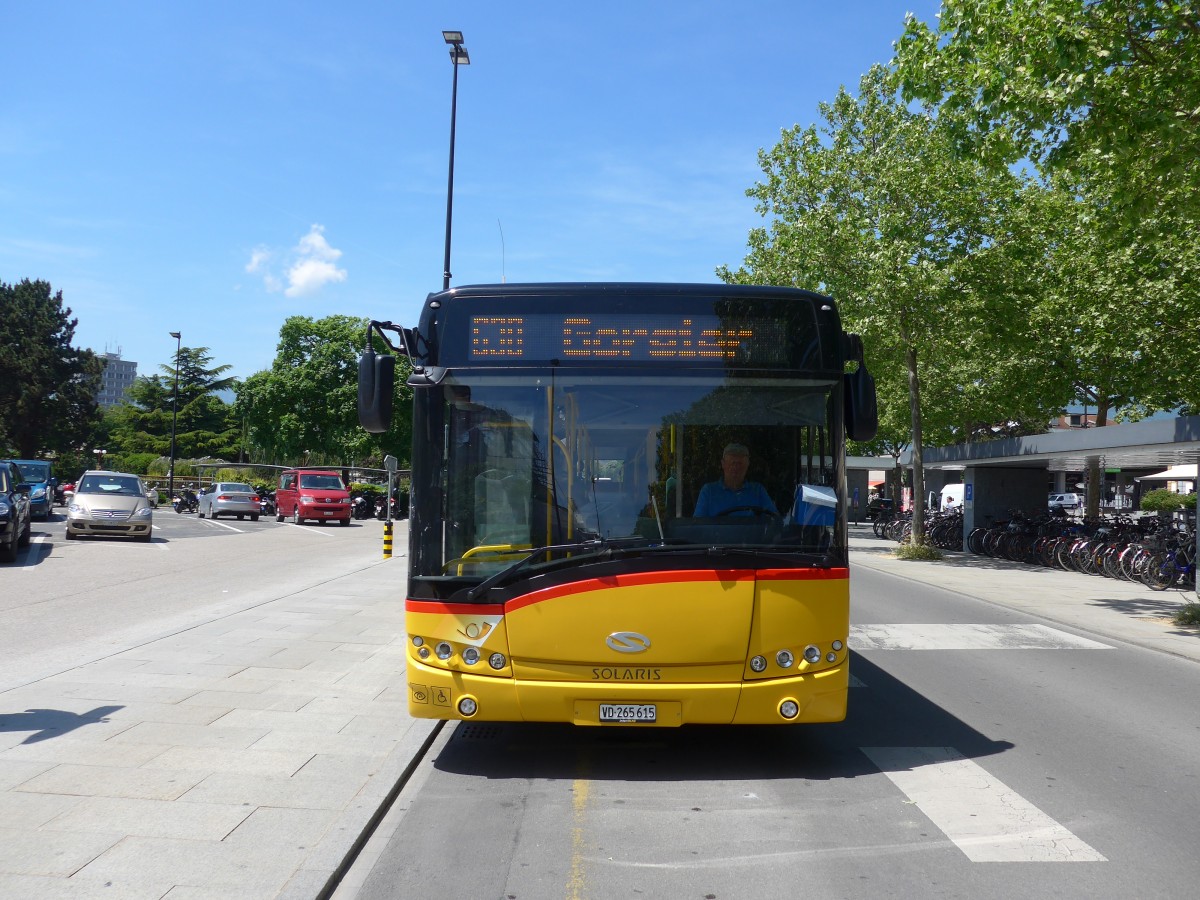 (161'338) - CarPostal Ouest - VD 265'615 - Solaris am 28. Mai 2015 beim Bahnhof Yverdon
