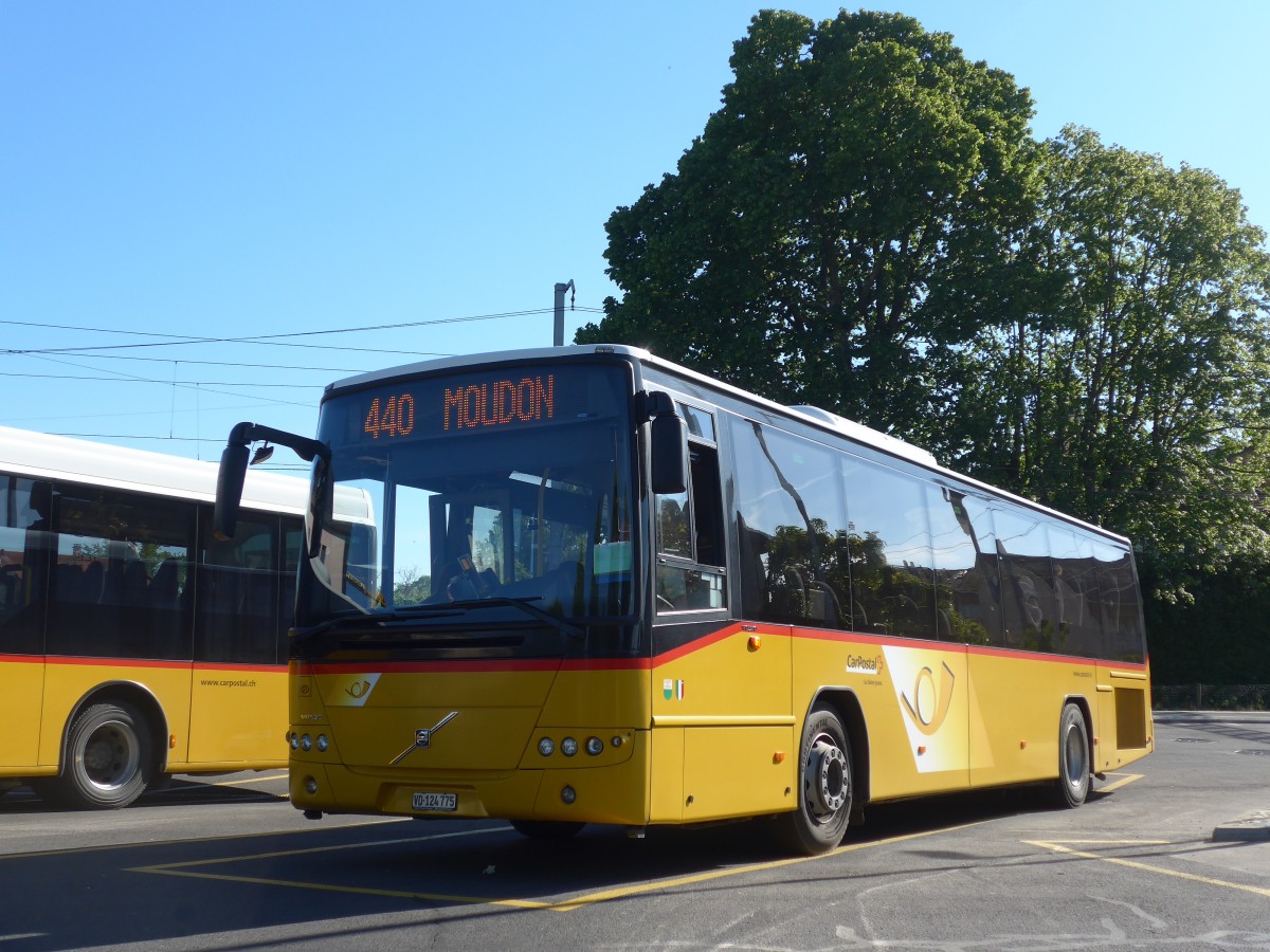 (161'396) - CarPostal Ouest - VD 124'775 - Volvo am 28. Mai 2015 beim Bahnhof Echallens