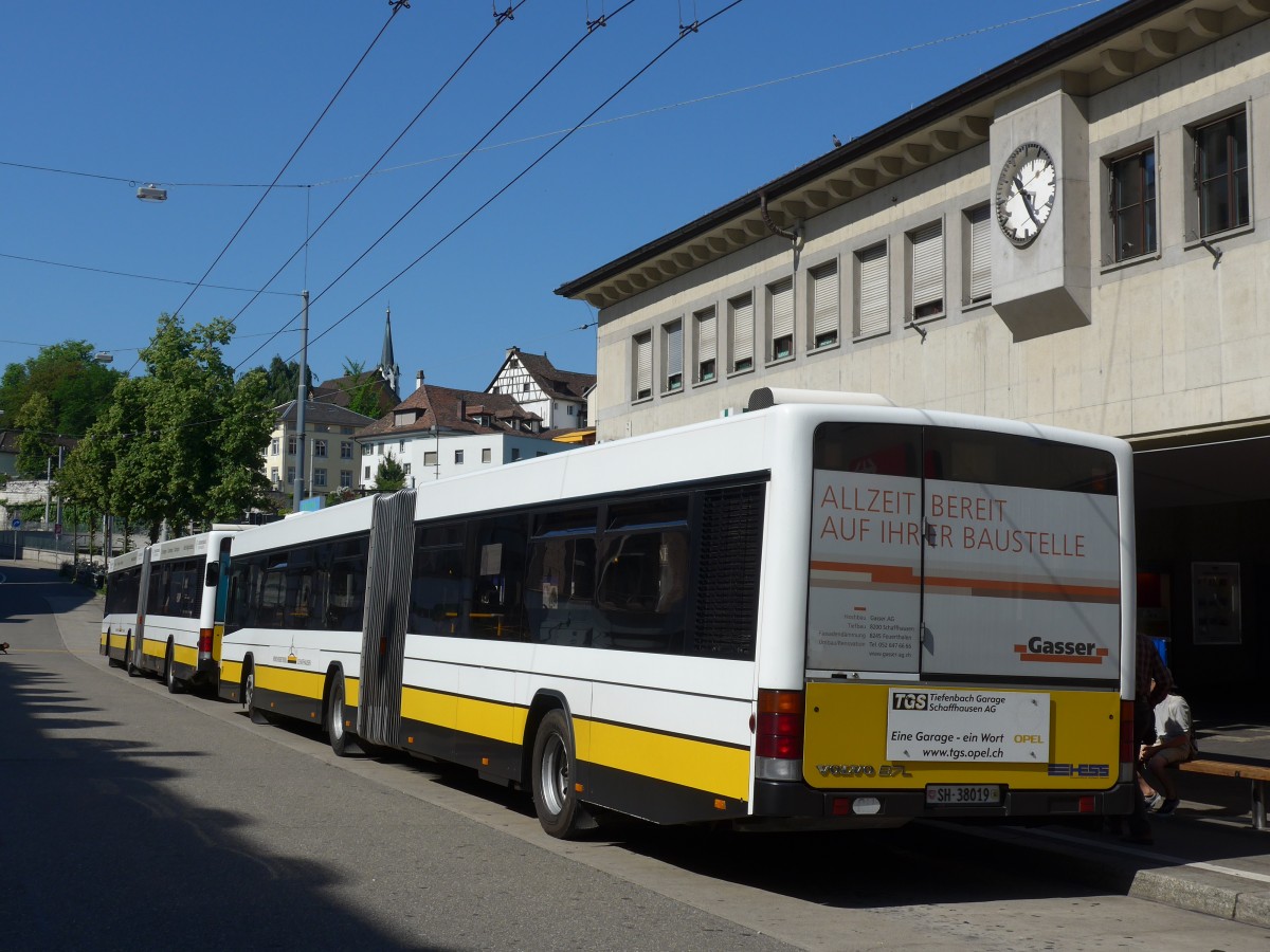 (161'754) - VBSH Schaffhausen - Nr. 19/SH 38'019 - Volvo/Hess am 6. Juni 2015 beim Bahnhof Schaffhausen