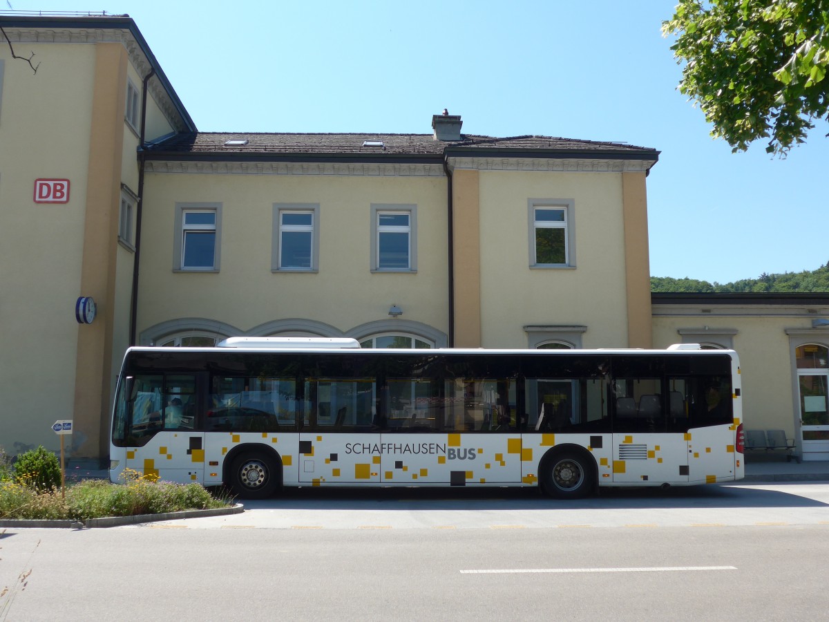 (161'891) - SB Schaffhausen - Nr. 28/SH 54'328 - Mercedes am 6. Juni 2015 beim Bahnhof Thayngen