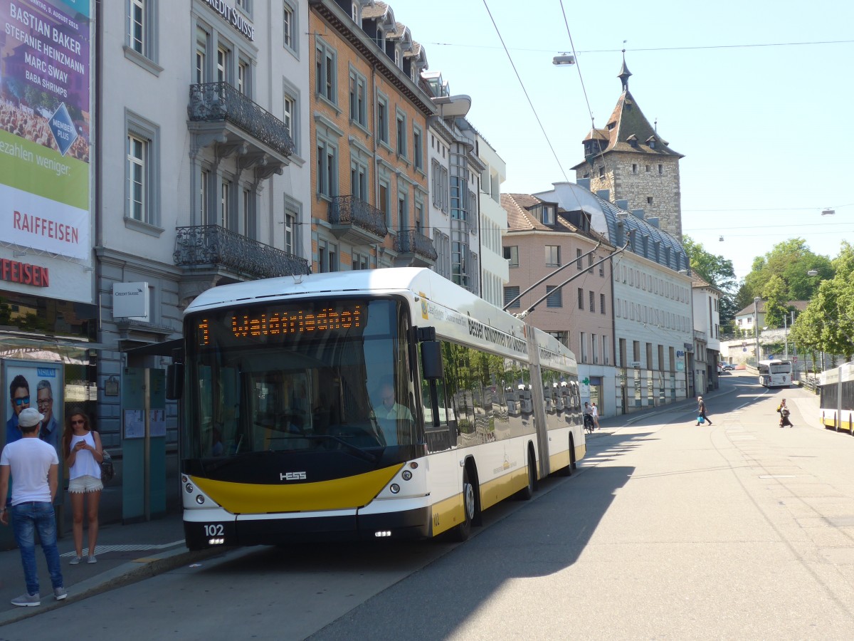 (161'895) - VBSH Schaffhausen - Nr. 102 - Hess/Hess Gelenktrolleybus am 6. Juni 2015 beim Bahnhof Schaffhausen