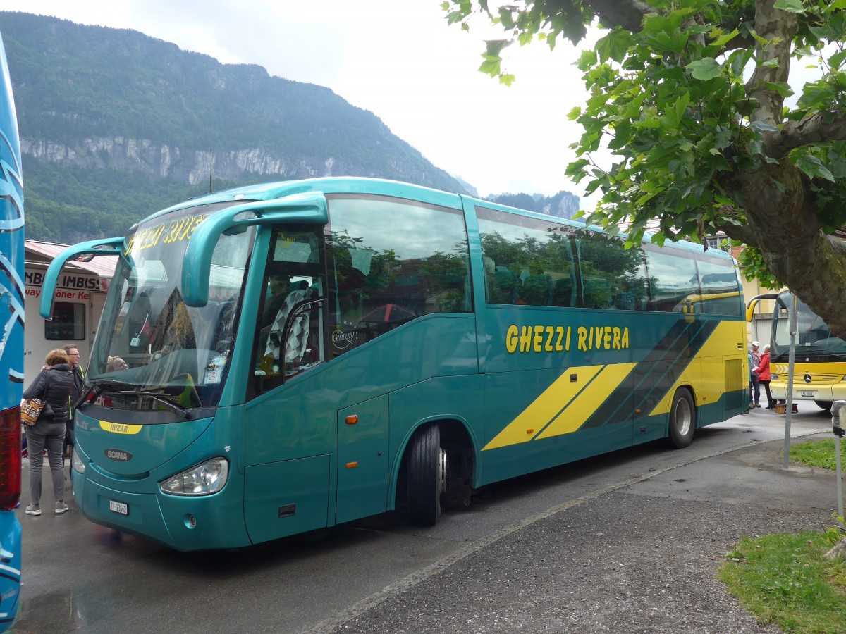 (162'411) - Ghezzi, Rivera - Nr. 6/TI 23'662 - Scania/Irizar am 20. Juni 2015 beim Bahnhof Meiringen