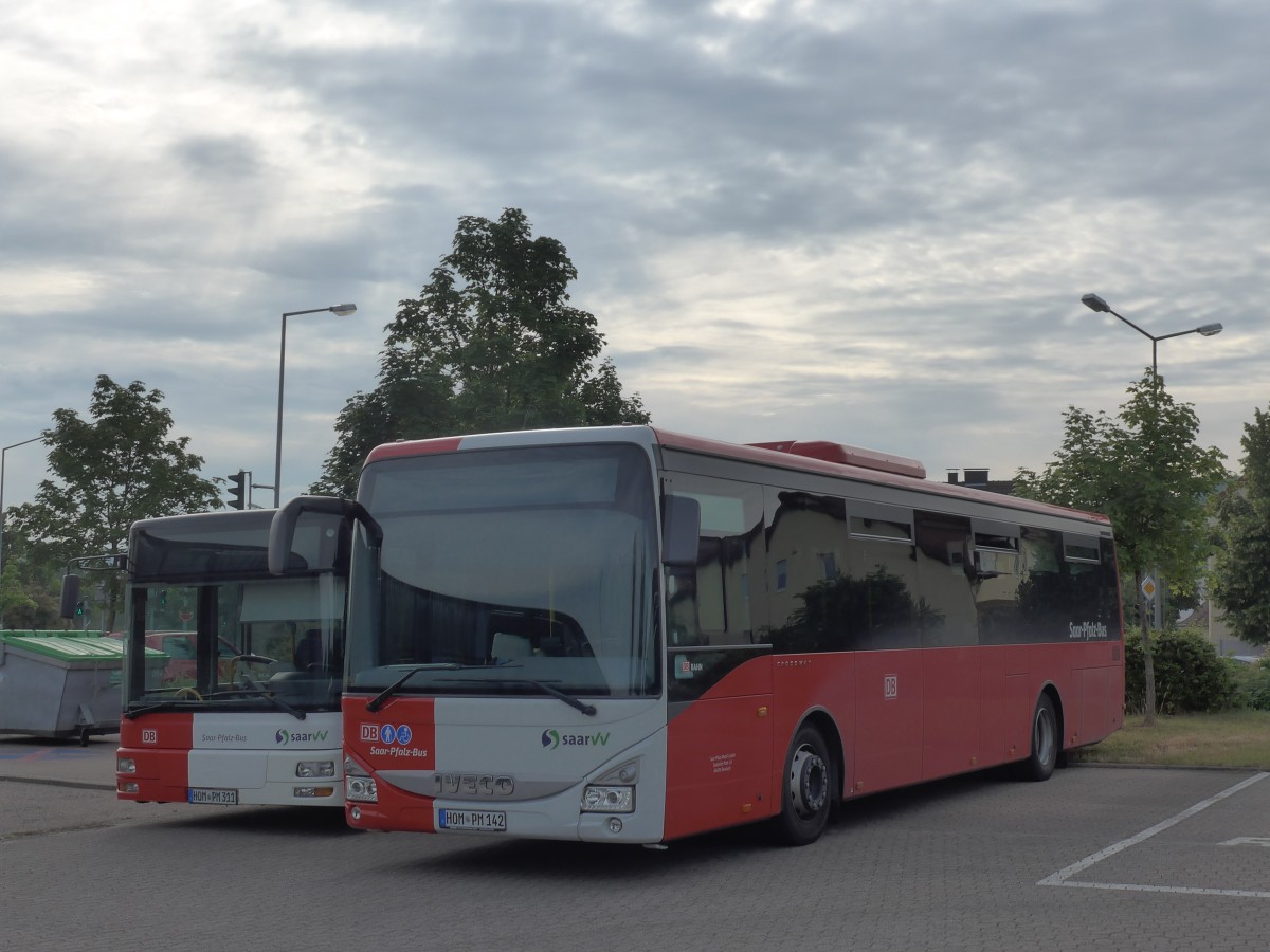 (162'566) - Saar-Pfalz-Mobil, Bexbach - HOM-PM 142 - Iveco am 25. Juni 2015 beim Bahnhof Homburg