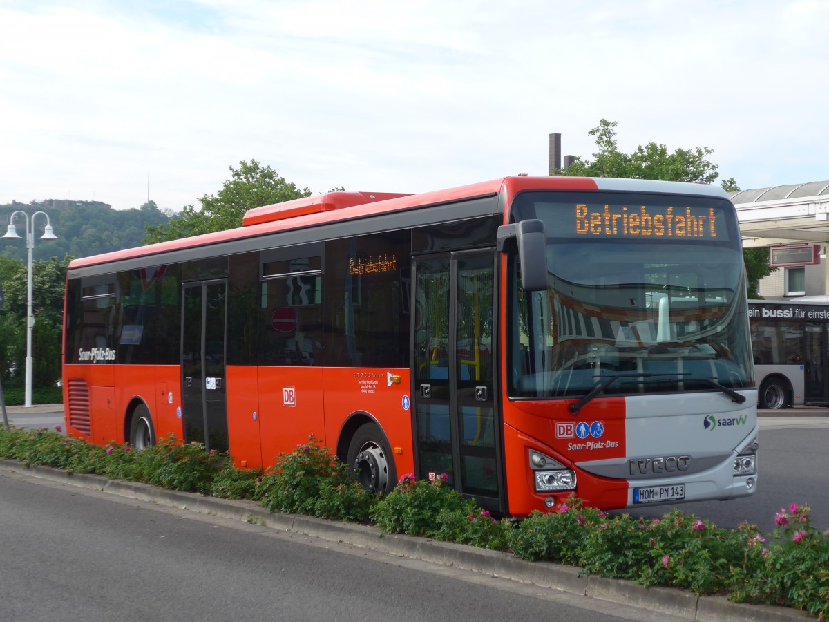 (162'569) - Saar-Pfalz-Mobil, Bexbach - HOM-PM 143 - Iveco am 25. Juni 2015 beim Bahnhof Homburg