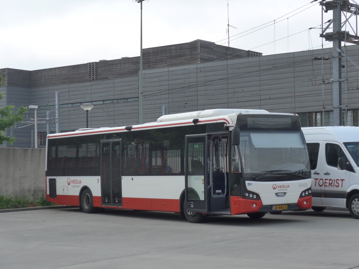 (162'677) - VEOLIA - Nr. 5405/26-BBG-3 - VDL am 27. Juni 2015 beim Bahnhof Heerlen