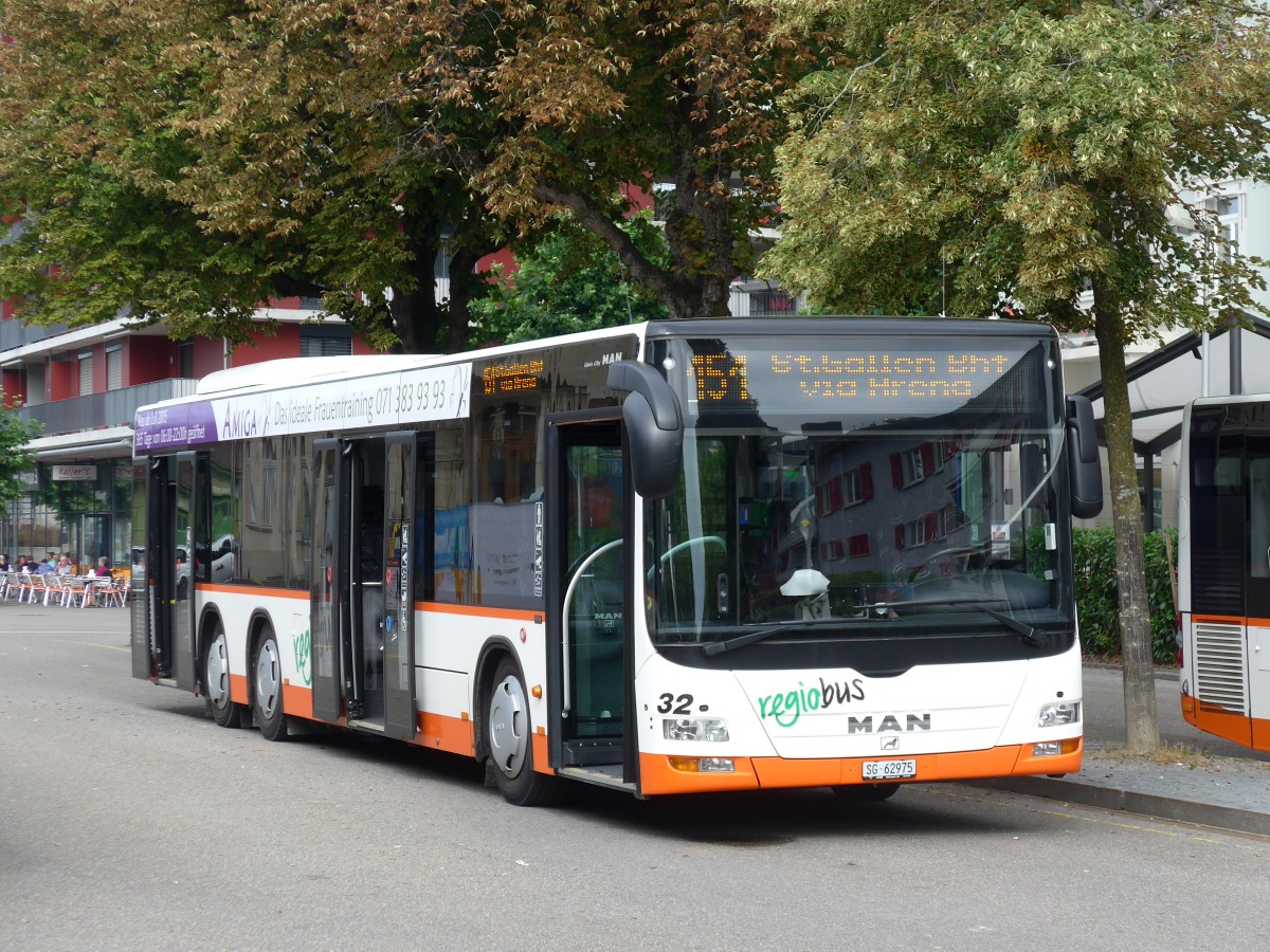(163'203) - Regiobus, Gossau - Nr. 32/SG 62'975 - MAN am 2. August 2015 beim Bahnhof Gossau