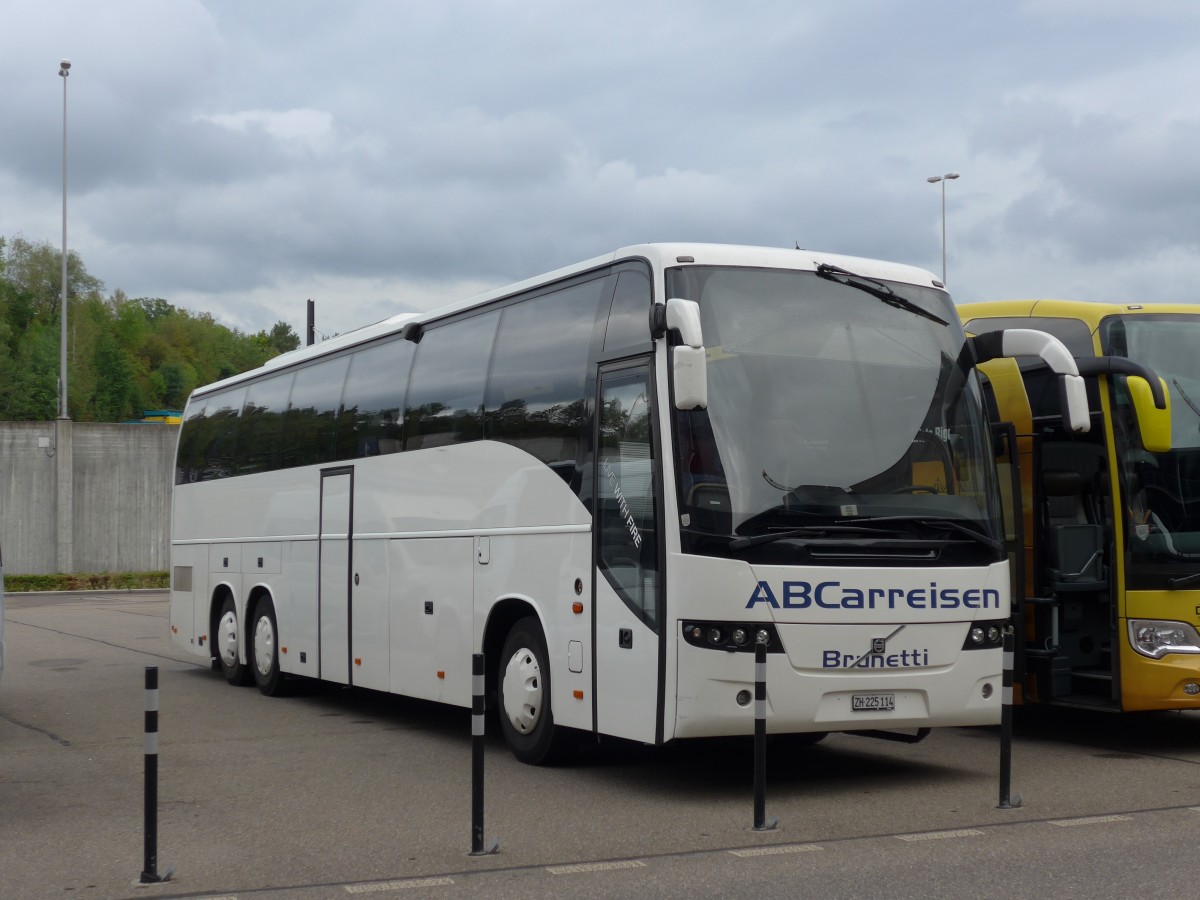 (163'326) - ABCarreisen, Regensdorf - ZH 225'114 - Volvo am 15. August 2015 in Zrich, Flughafen